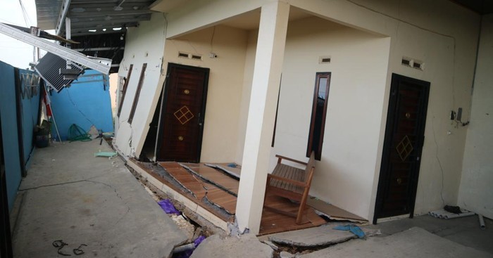 Warga Pati menceritakan bahwa rumah mereka nyaris ambruk akibat pergerakan tanah, disertai dengan suara retakan yang terdengar.