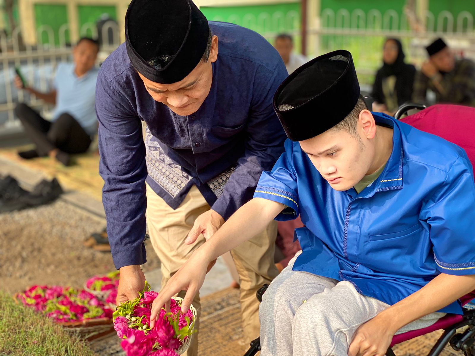 Calon Gubernur nomor 02 Ziarah ke Makan Almarhum Istrinya bersama Putranya