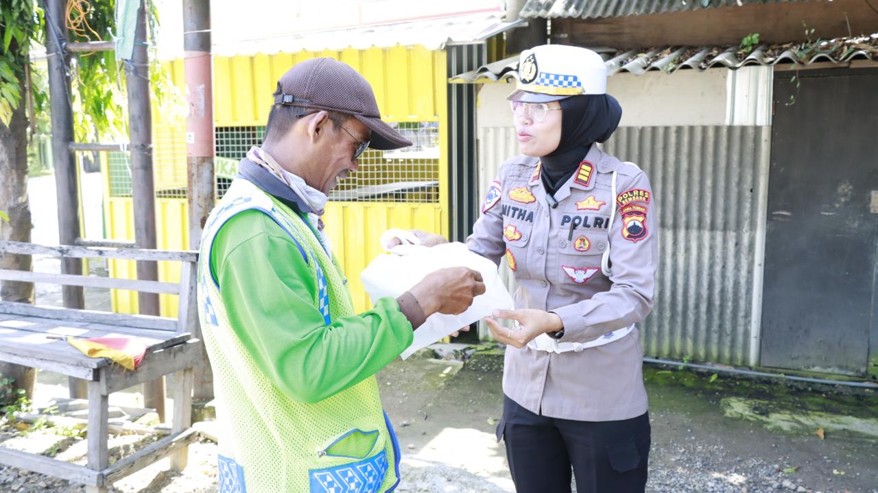 Tukang Becak Senang Dapat Ikan Segar dari Kasatlantas Cantik