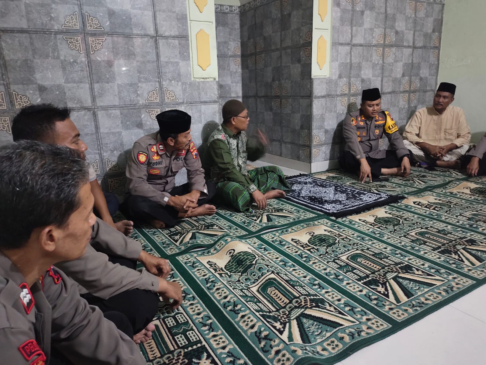 Gelar Safari Subuh Ramadhan, Kapolres Rembang Sholat Subuh & Isi Kultum Sembari Sampaikan Pesan Kamtibmas