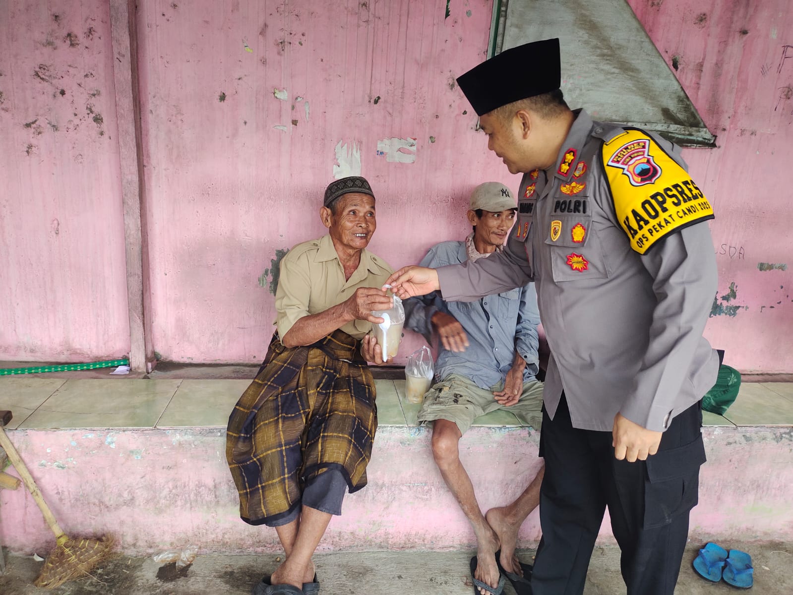 Blusukan Sampai Desa-desa, Kapolres Rembang & Personil Bagikan Takjil Buka Puasa  REMBANG