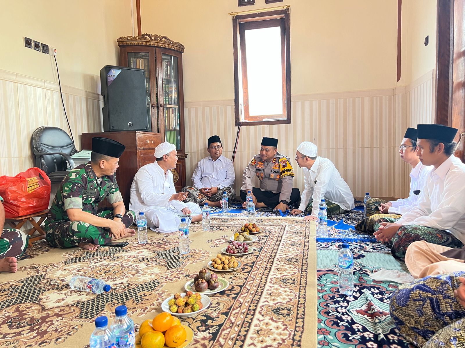 Kunjungan Ke Ponpes, Kapolres Rembang Buka Bersama Dengan Para Santri