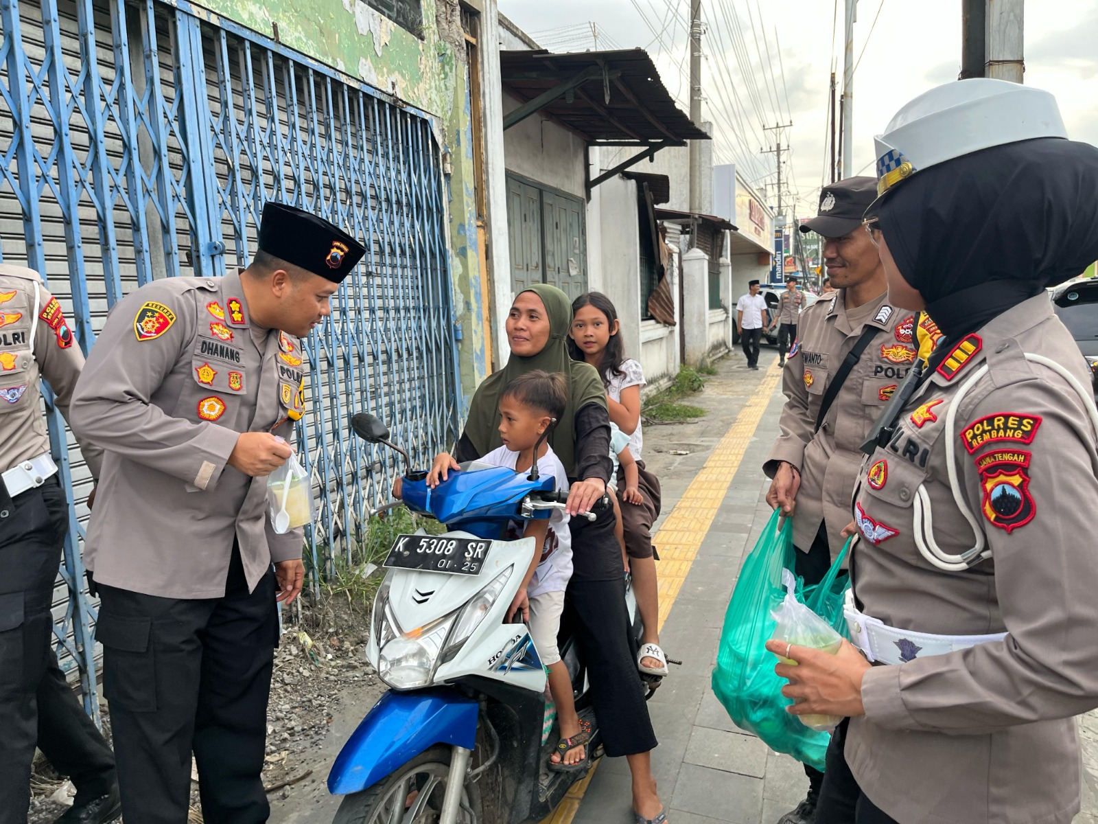 Selain Menggelar Baksos, Personil Polres Rembang Juga Bagi-bagi Takjil di Gunem