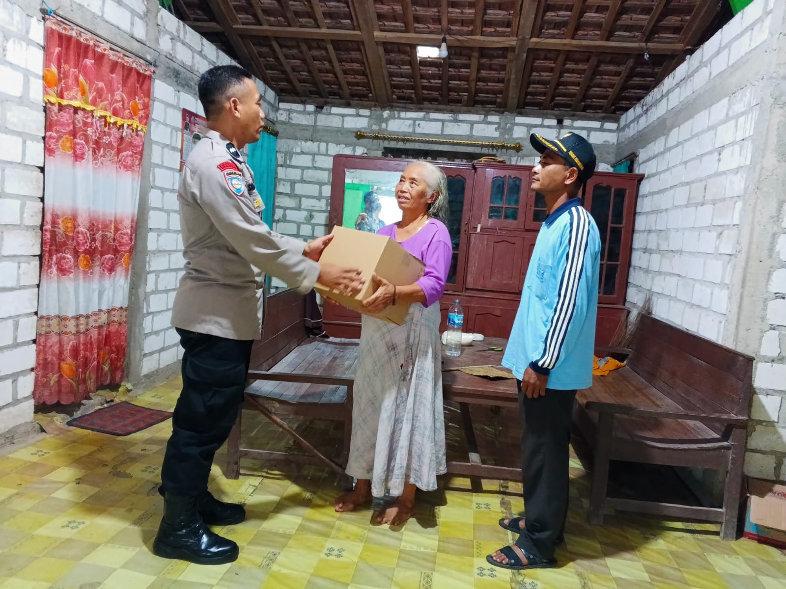Sambangi Warga Membutuhkan, Polsek Kaliori Lewat Bhabinkamtibmas Salurkan Baksos Polri Presisi