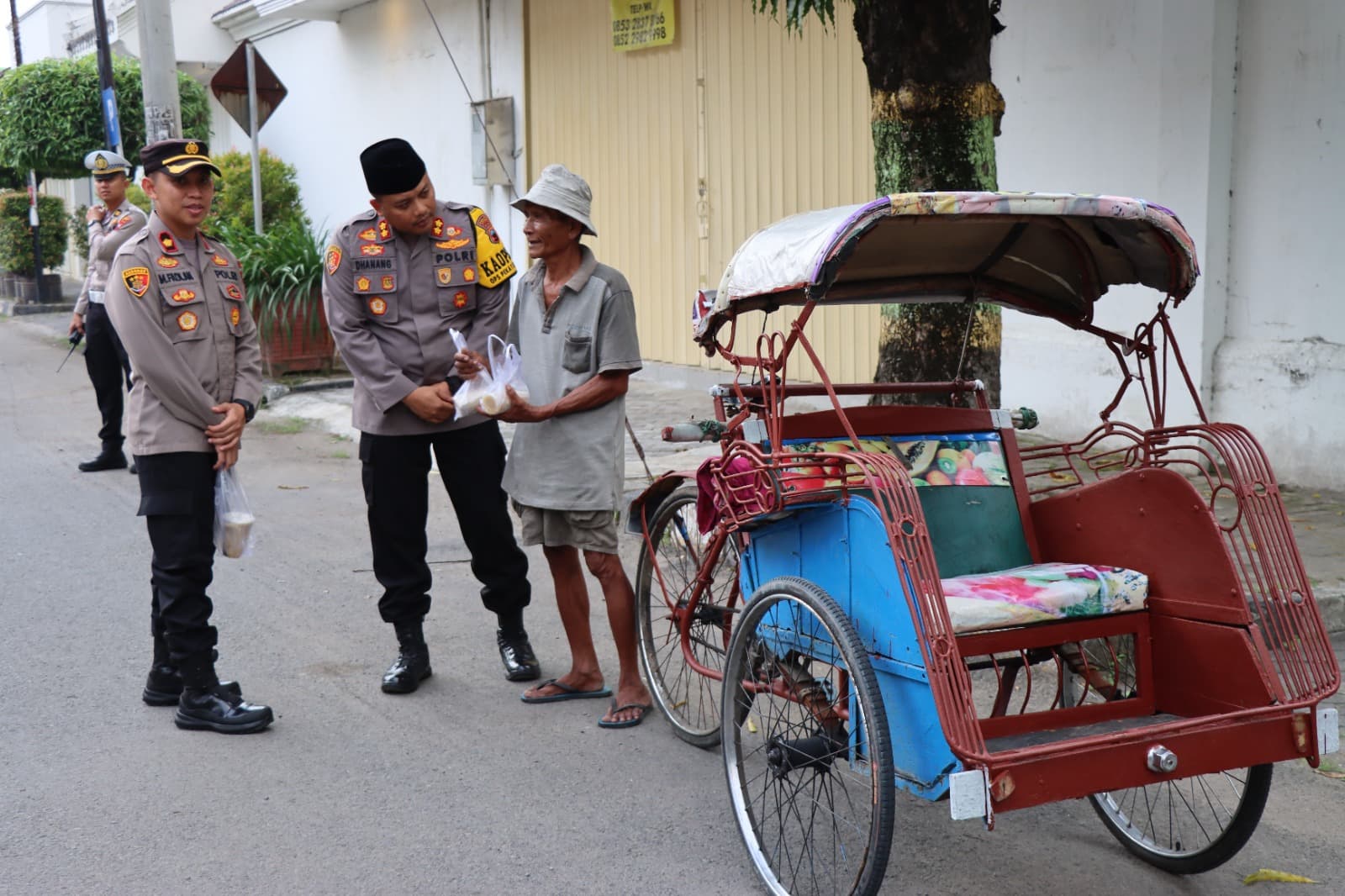 Patroli Ngabuburit Sembari Bagi-bagi Takjil, Kapolres Rembang Sapa Masyarakat