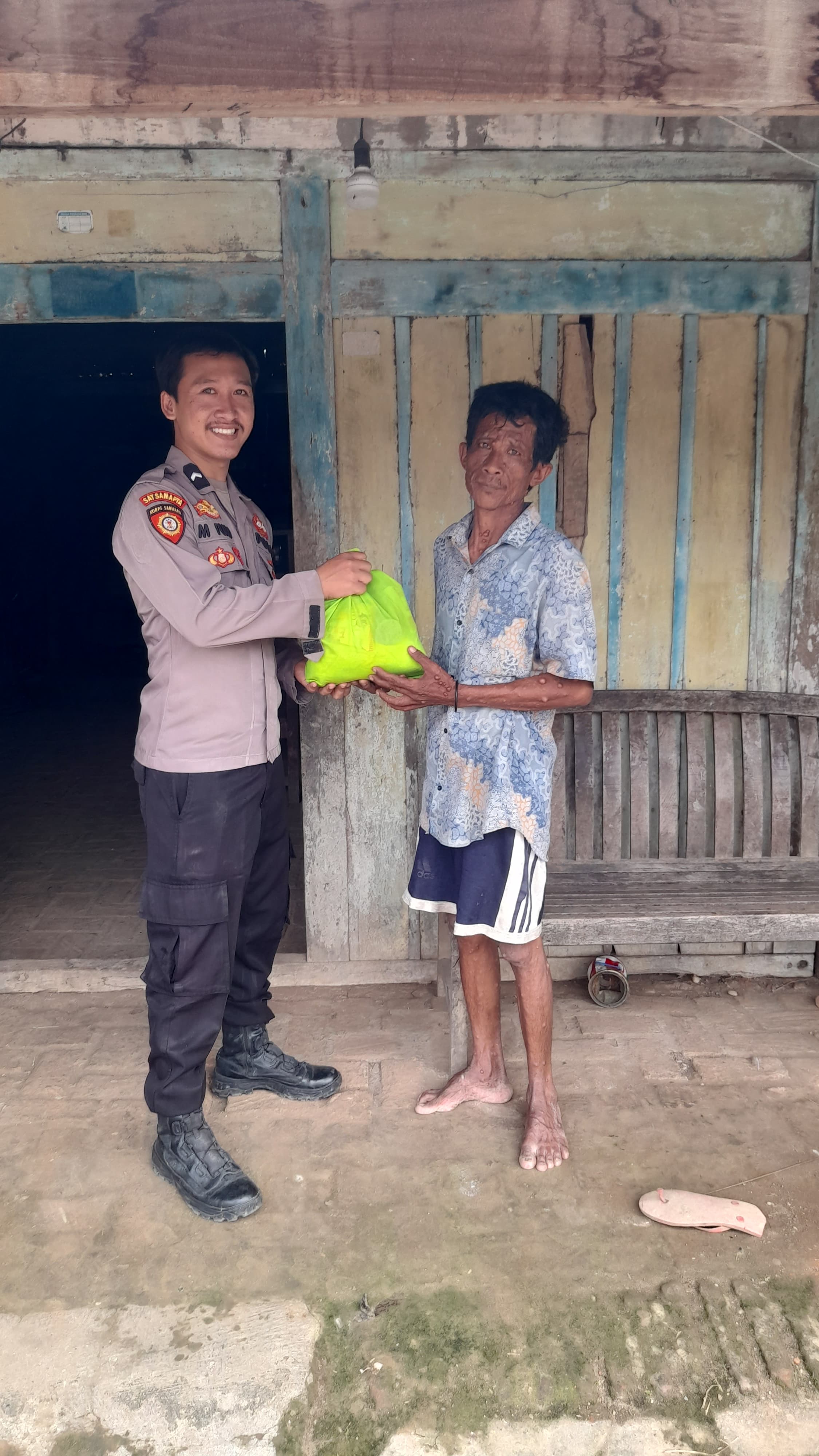 Salurkan Baksos Presisi, Polsek Sumber Salurkan 35 Paket Untuk Lansia & Warga Kurang Mampu