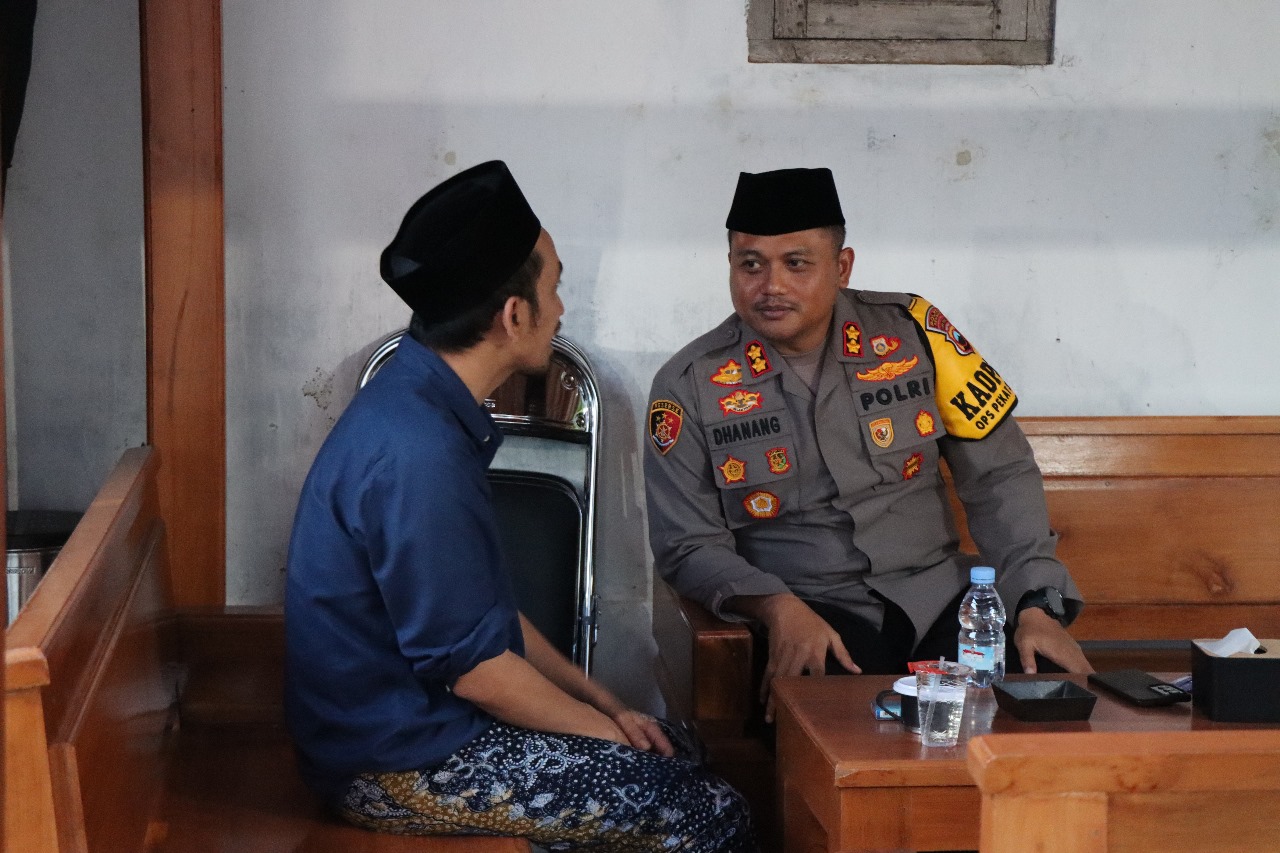 Jelang Buka Puasa, Kapolres Rembang Silaturahmi & Bincang Dengan Gus Fuad Kragan