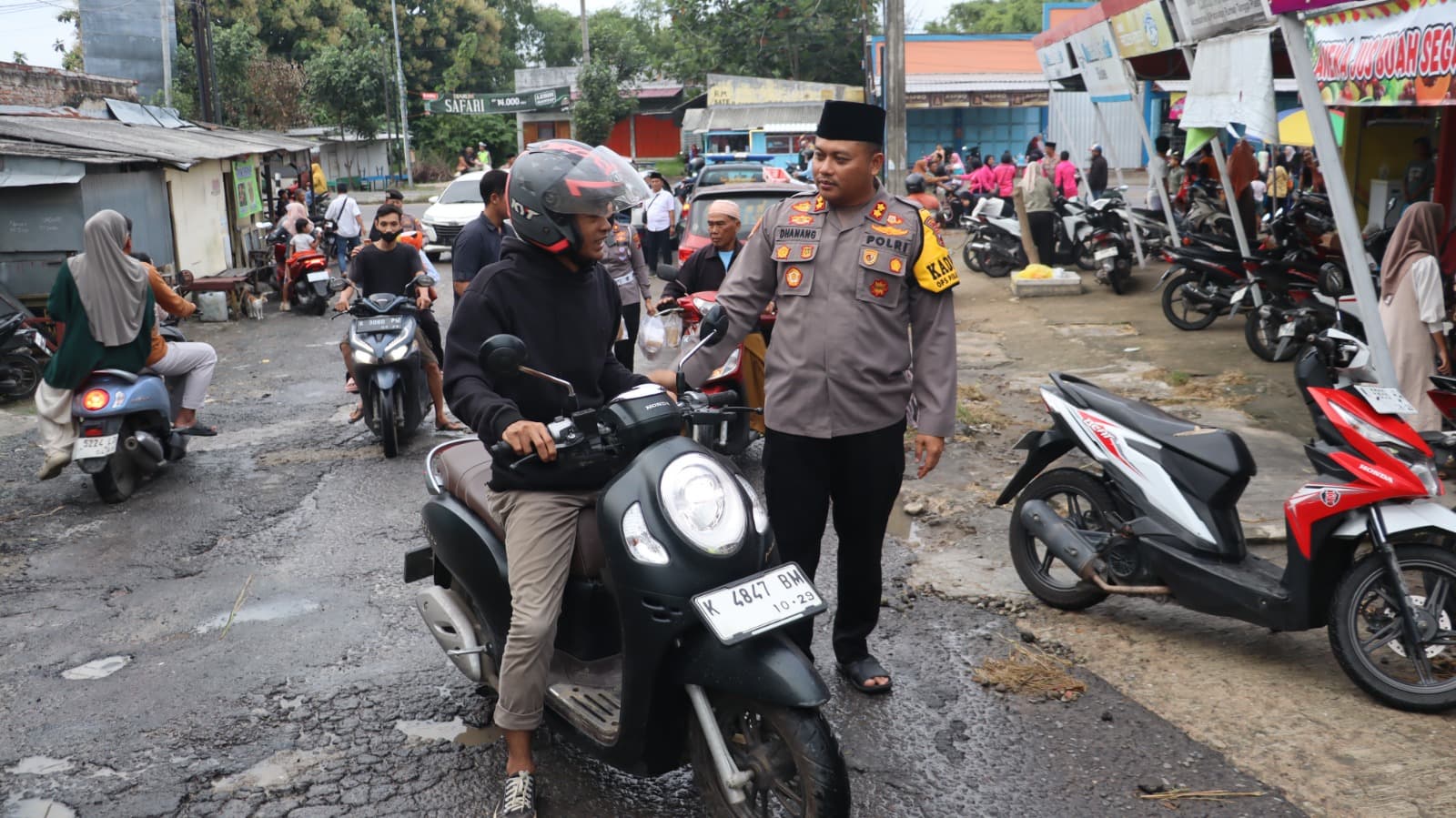 Kepedulian Polres Rembang Saat Bulan Ramadhan, Bagikan Takjil Untuk Warga