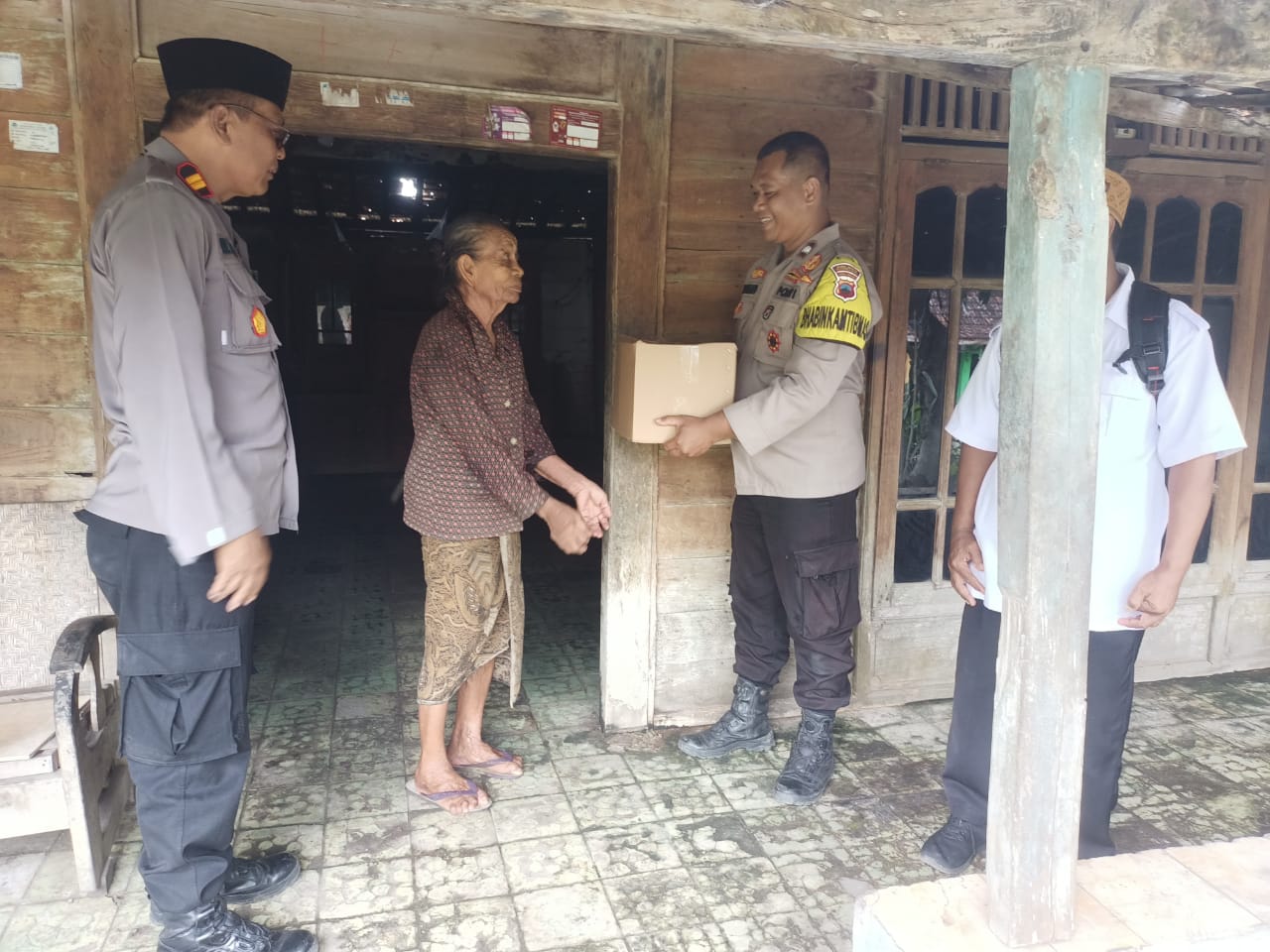 Turun Langsung, Kapolsek Sulang Bersama Bhabinkamtibmas Door to door Salurkan Baksos Presisi Ke Rumah Warga