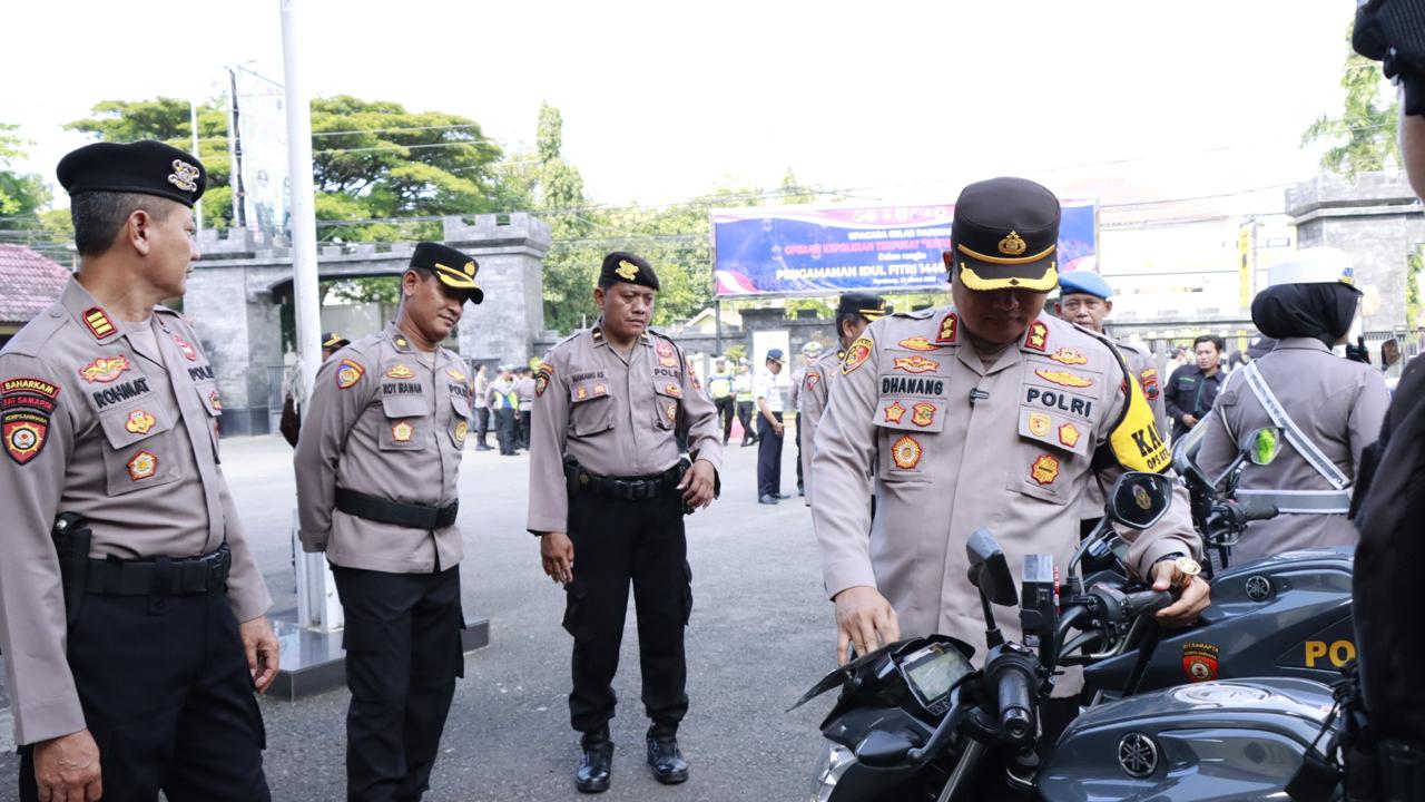 Pastikan Kesiapan Pengamanan Idul Fitri 1446 H, Kapolres Rembang Cek Langsung Peforma Ranmor R2 & R4 Milik Polres Rembang