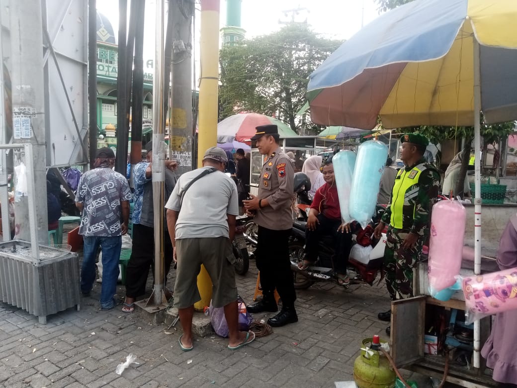 Sinergitas TNI-Polri Laksanakan Patroli Dan Berikan Himbauan Kepada Masyarakat Jelang Lebaran