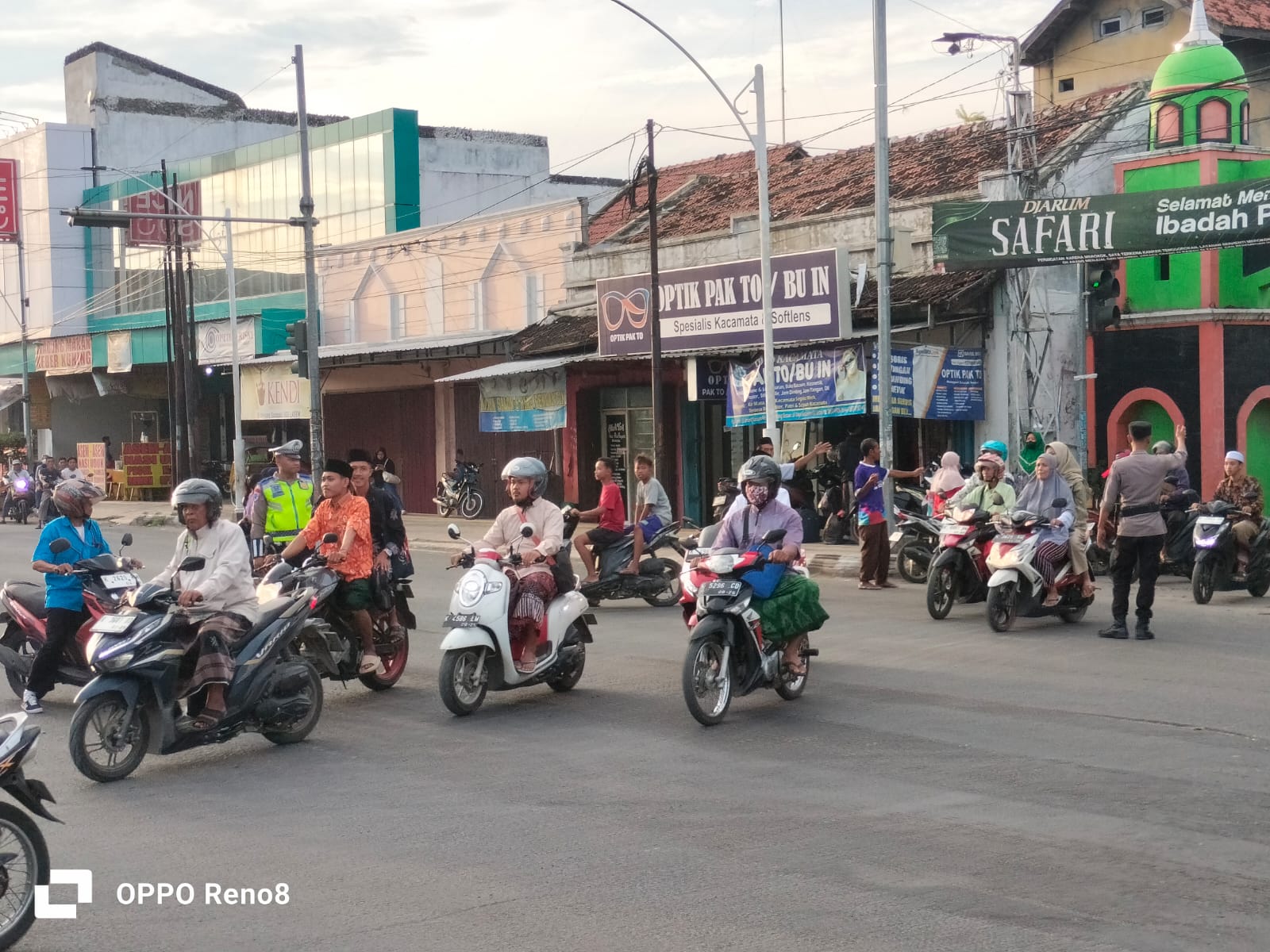 Menjelang Buka Puasa, Anggota Posko Terpadu Laksanakan Pengaturan Lalin di Alun-alun Lasem.