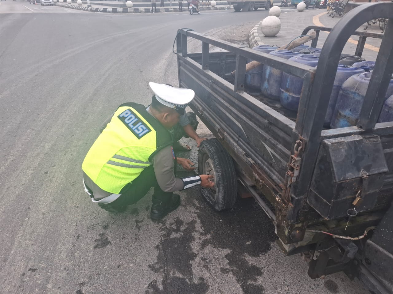 Aksi Sigap : Anggota Pos Pam Alun-alun Lasem Bantu Kendaraan Ban Bocor Di Jalan Raya