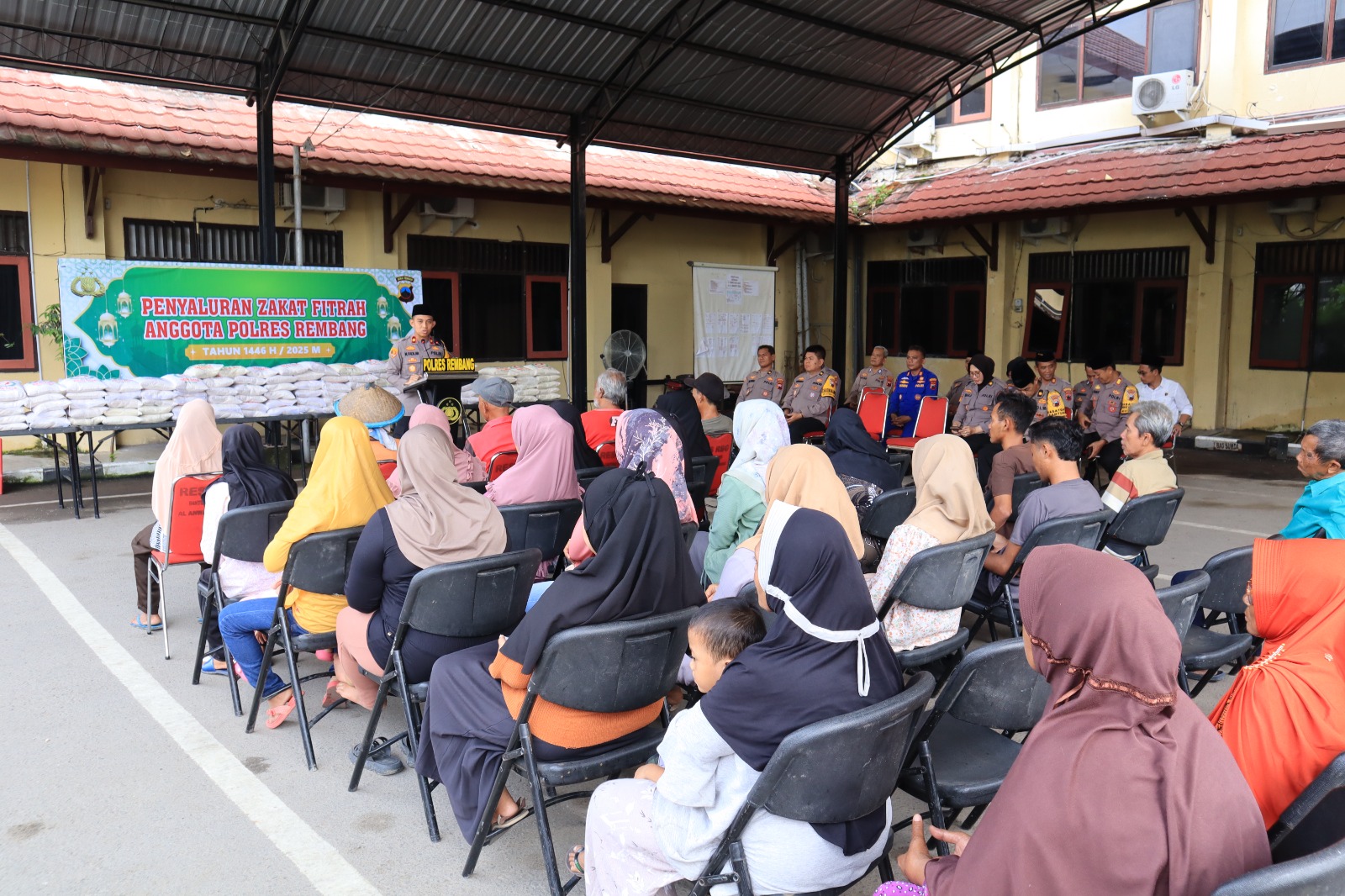 Menjelang Hari Raya Idul Fitri 1446 H, Polres Rembang Menyalurkan Zakat Fitrah