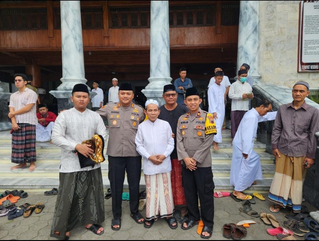 Kapolres Rembang Menunaikan Ibadah Sholat Di Masjid Agung Rembang