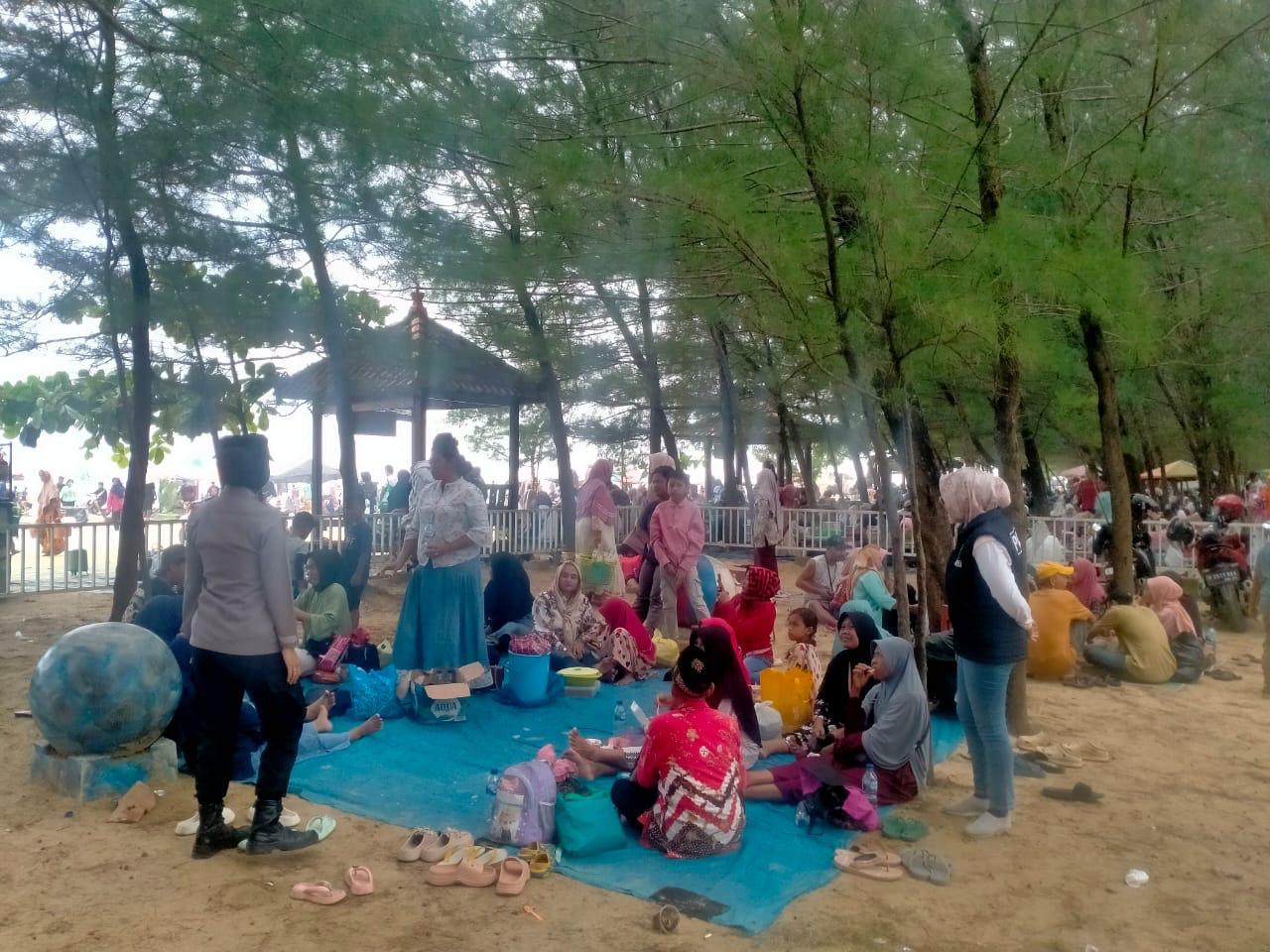 Polwan Polres Rembang : Berikan Himbauan Pada Pengunjung Wisat Karang Jahe Beach
