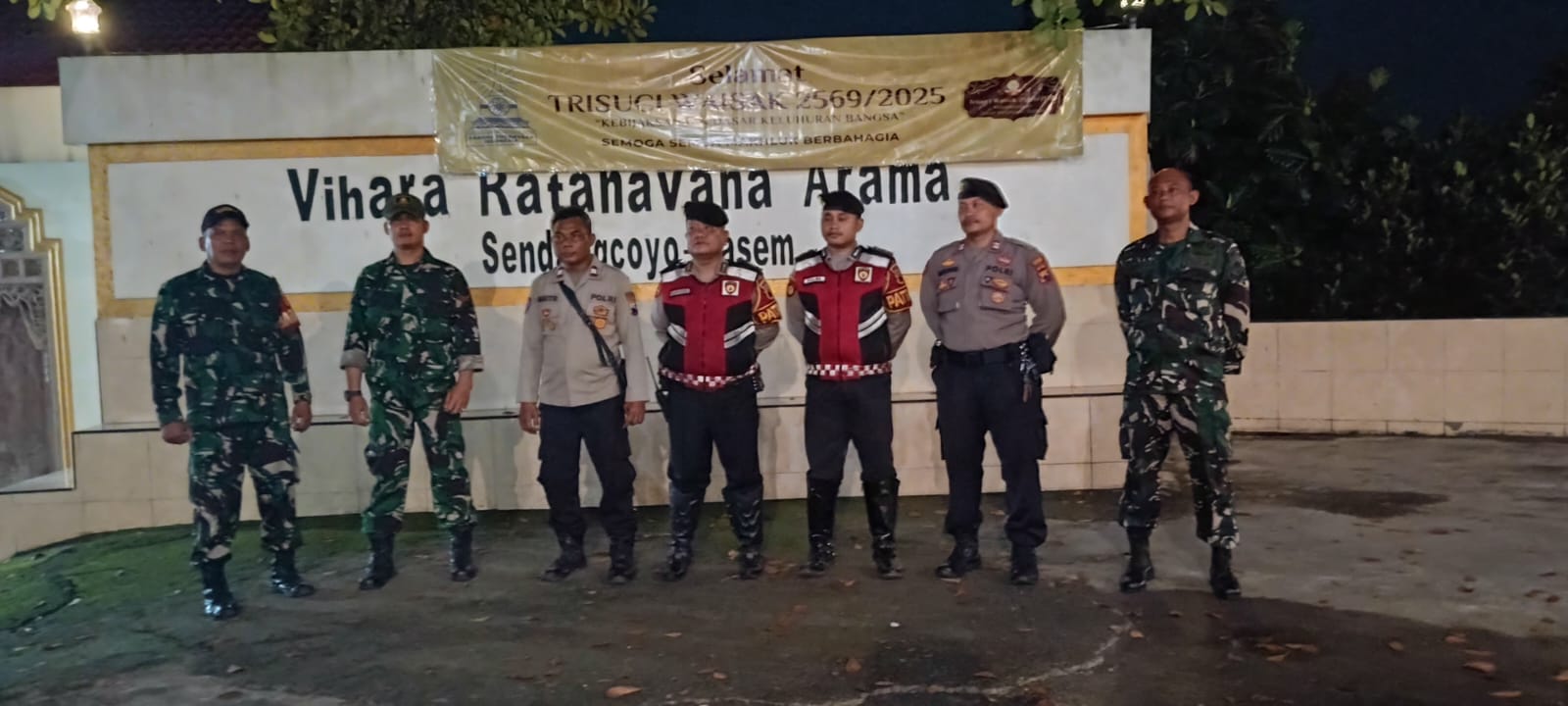 Sinergitas TNI- Polri, Polsek Lasem & Koramil Lasem Amankan Ibadah Hari Raya Waisak Di Vihara Ratanavana Arama
