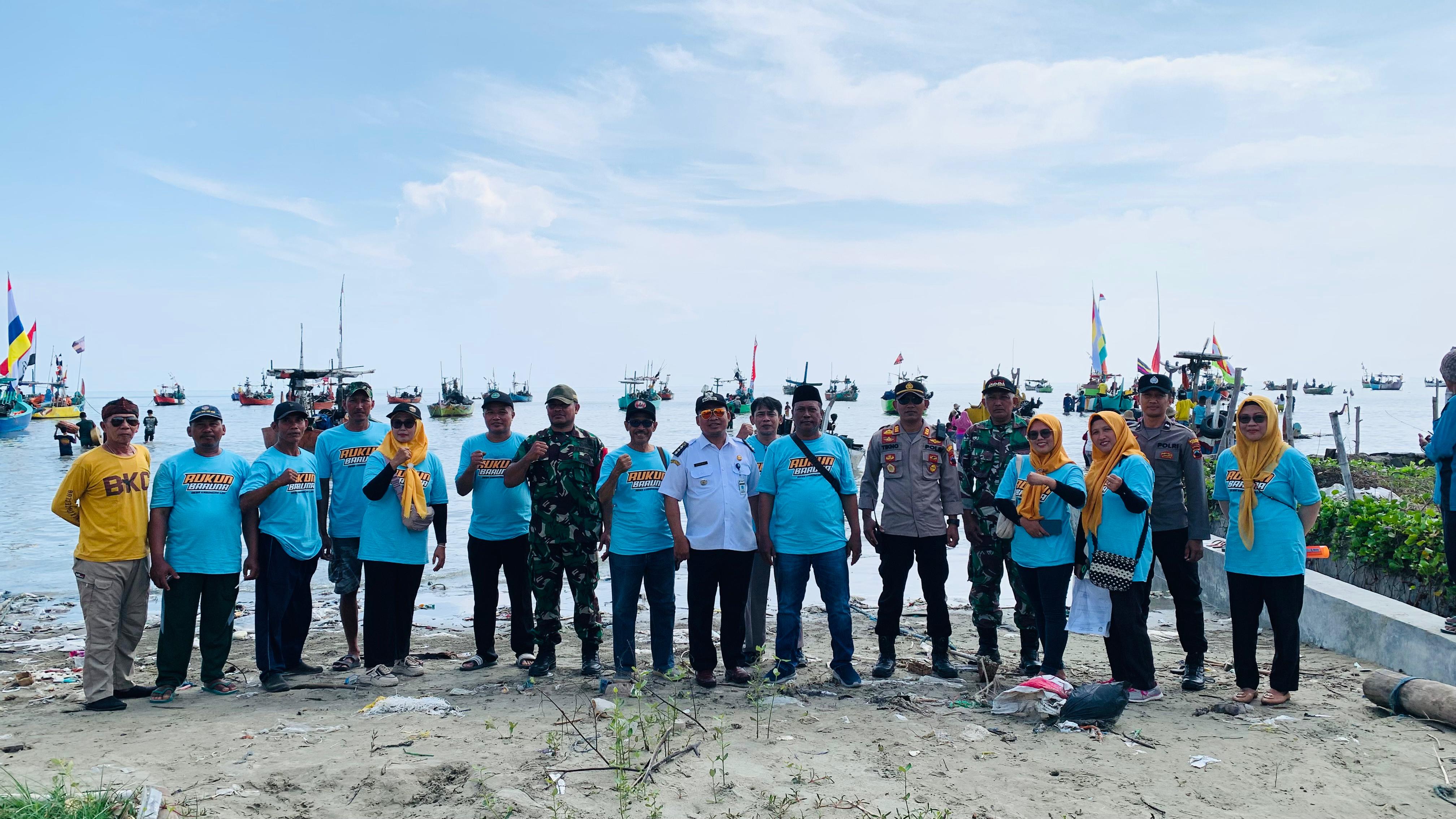 Kapolsek Rembang Kota Bersama Anggota Laksanakan Pengamanan Larung Sesaji Sedekah Laut