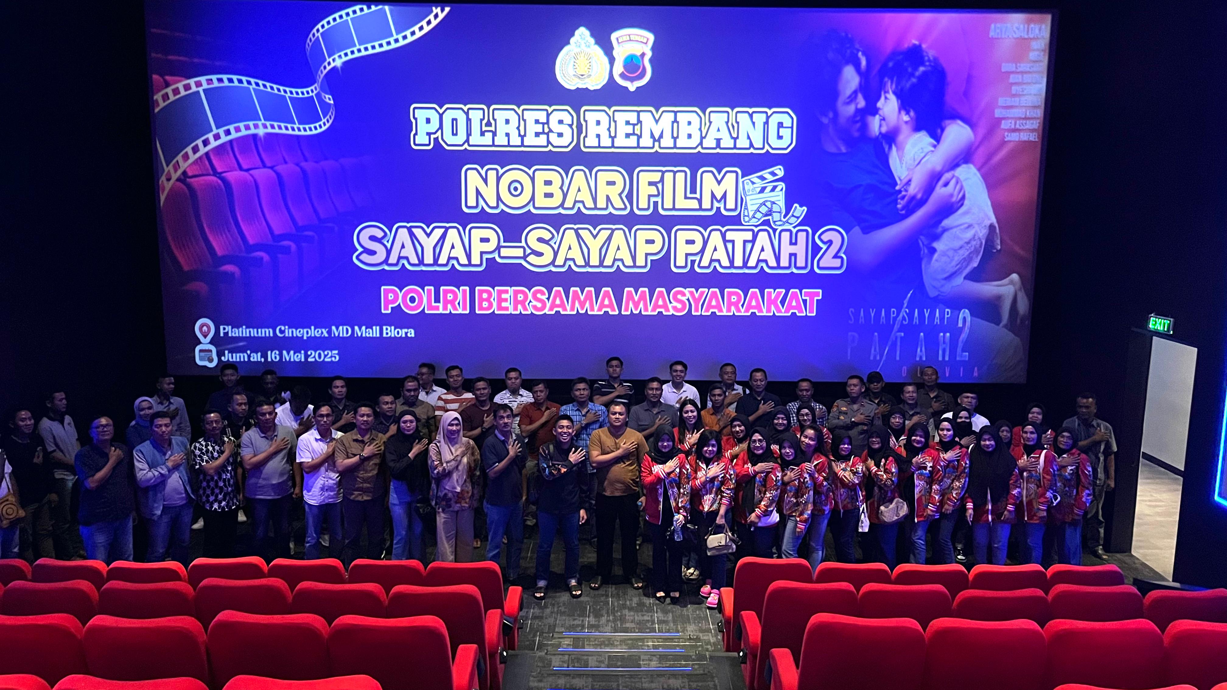 Pupuk Kebersamaan, Kapolres Rembang Bersama Anggota Gelar Nobar Film "Sayap Sayap Patah 2"