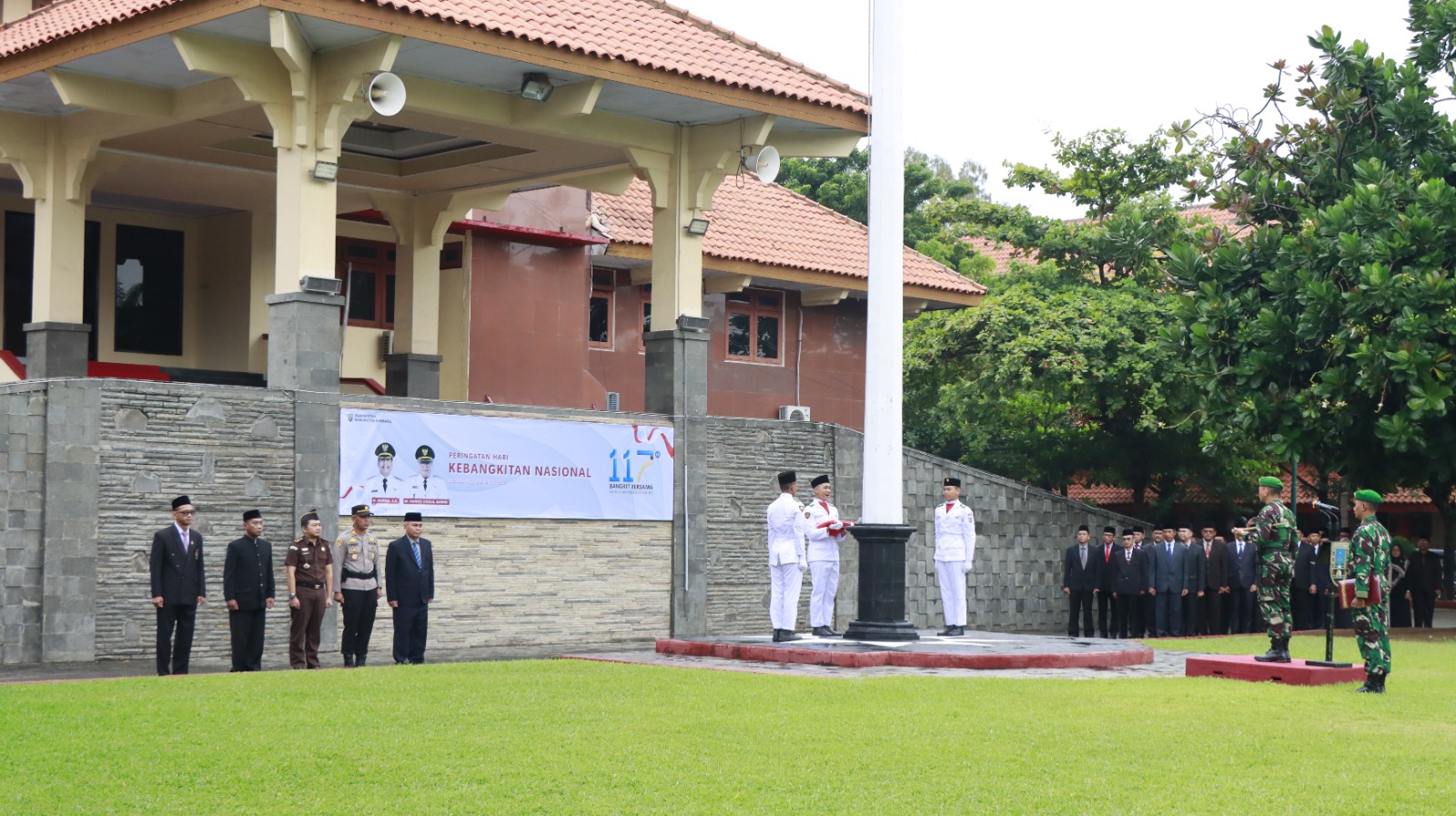 Momen Harkitnas ke 117, Wakili Kapolres, Kapolsek Rembang Kota Turut Hadir Dalam Upacara di Kantor Bupati Rembang