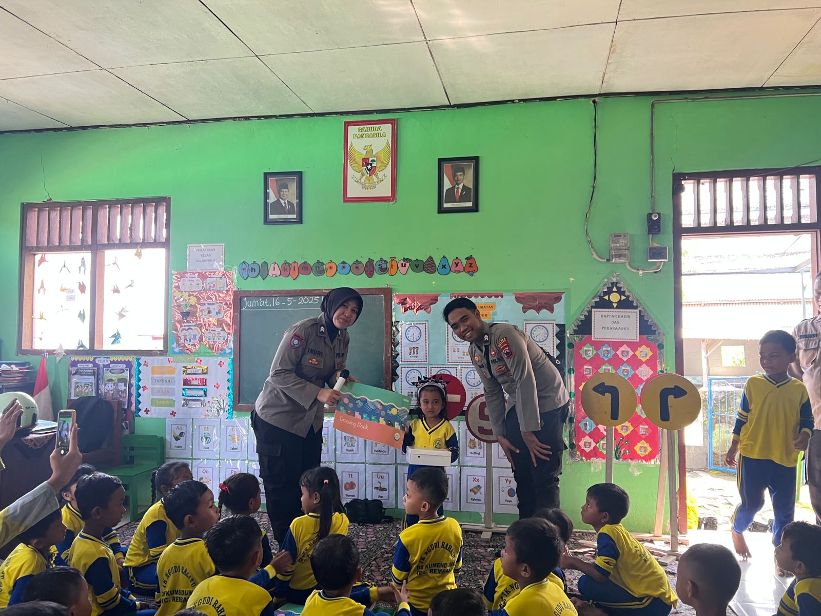 Tanamkan Disiplin Sejak Dini, Sat Binmas Polres Rembang Gelar Polsanak di TK Ngudi Rahayu