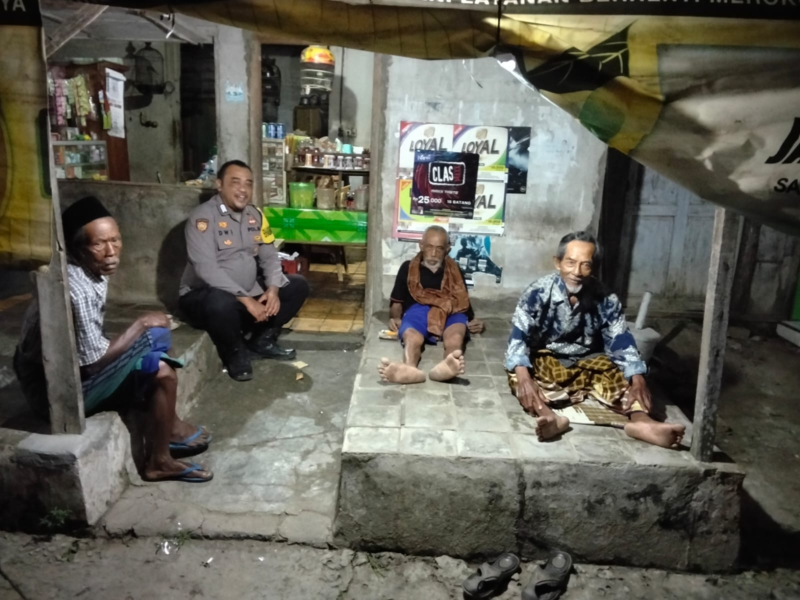 Blusukan Kamtibmas Malam Hari, Polsek Sarang Melalui Bhabinkamtibmas Sambang Warga Binaan