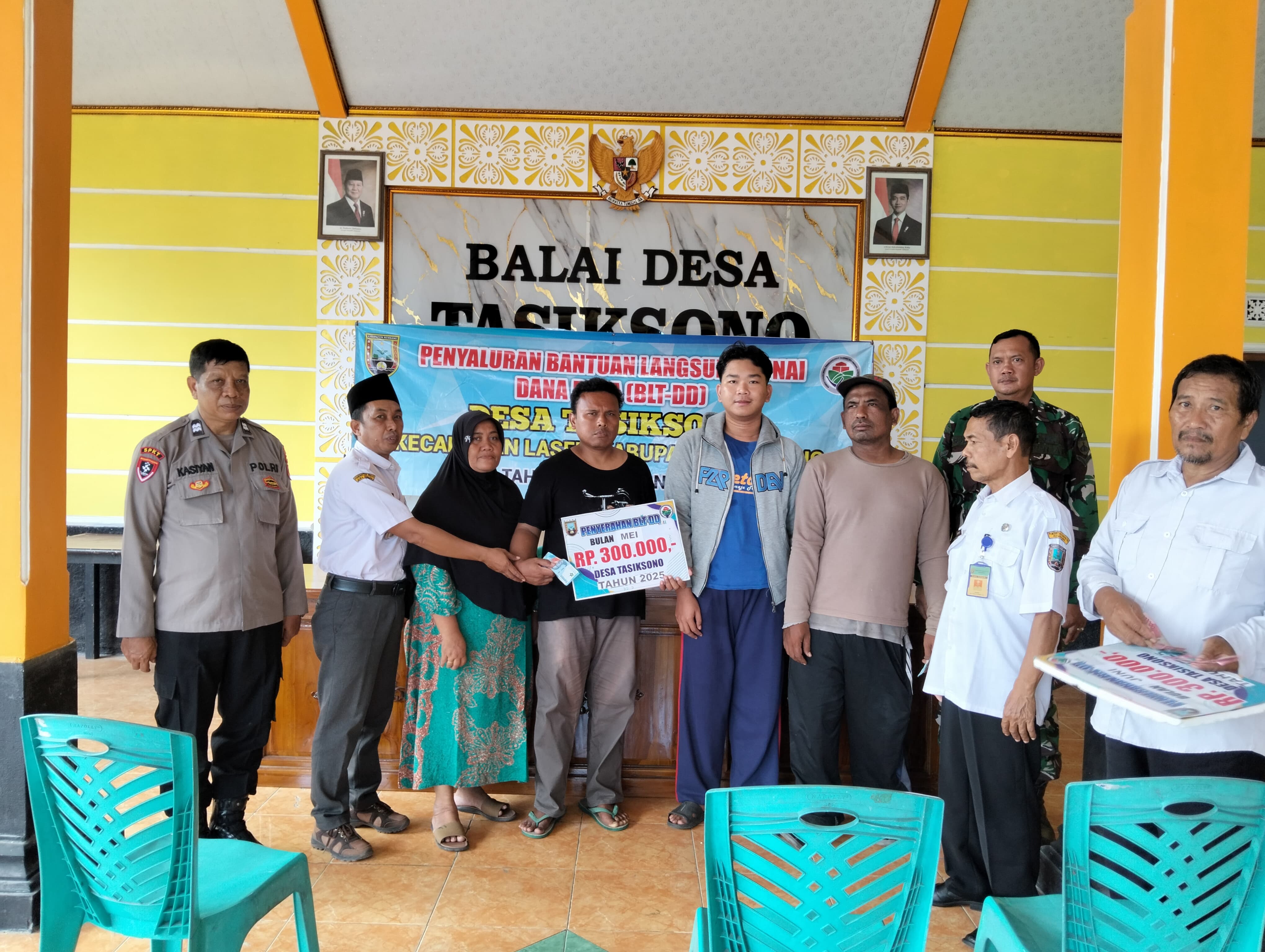 Personil Polsek Lasem Monitoring Penyaluran BLT-DD di Desa Tasiksono Rembang