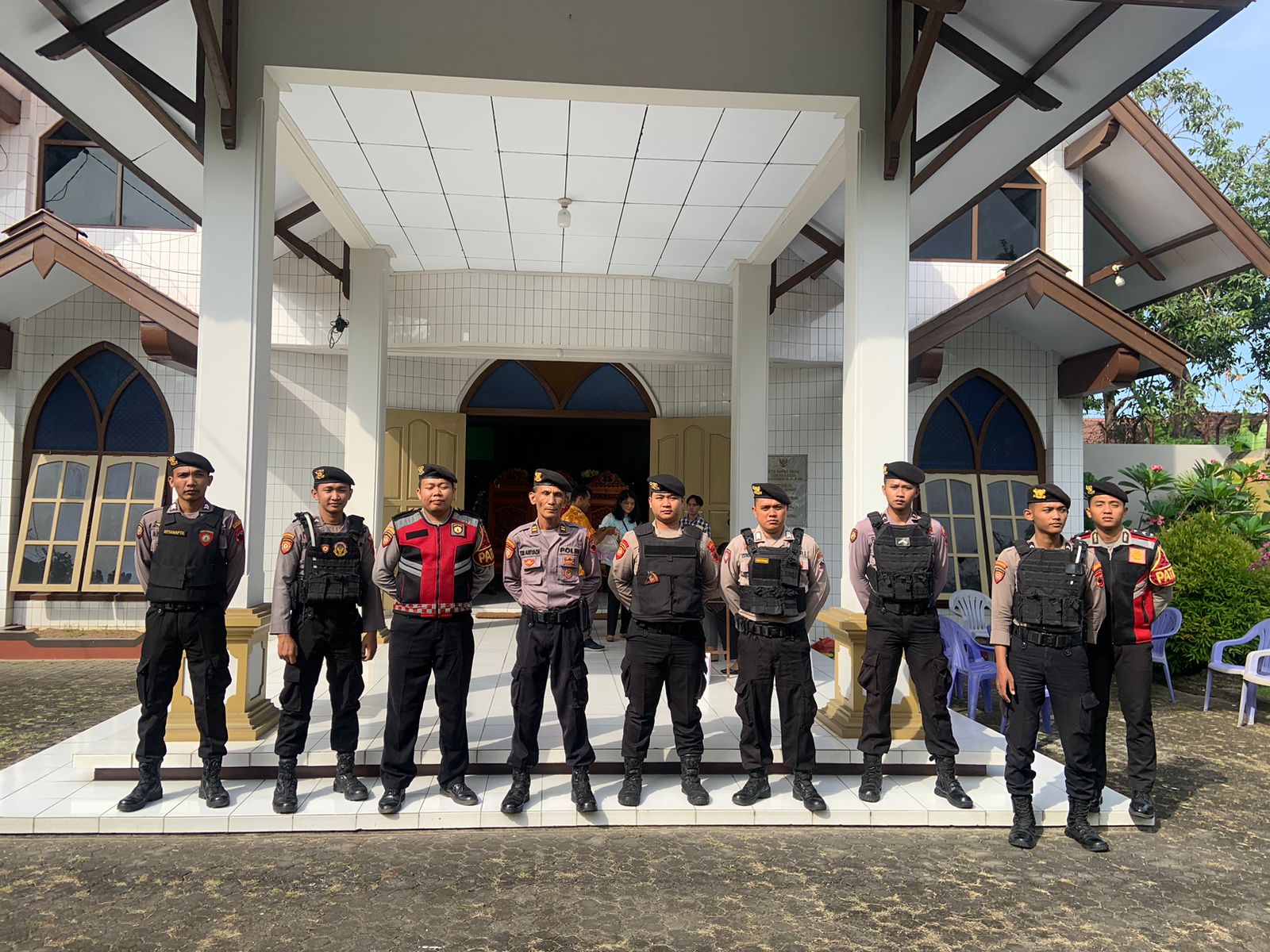 Sat Samapta Polres Rembang Amankan Ibadah Gereja Dalam Rangka Hari Pentakosta di GKJ Rembang