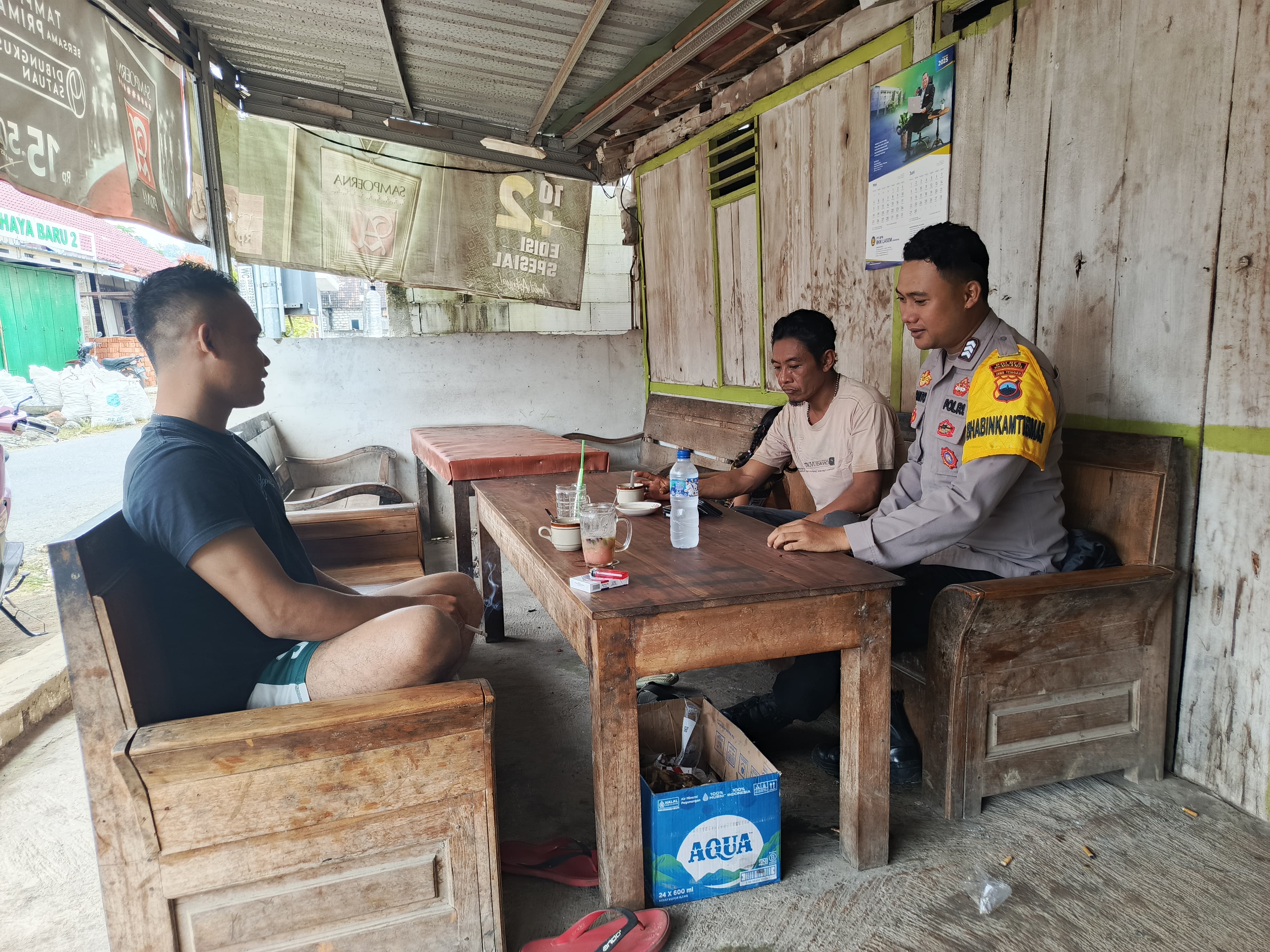Ngopi Bareng Warga, Bhabinkamtibmas Polsek Gunem Ajak Jaga Kamtibmas Kondusif