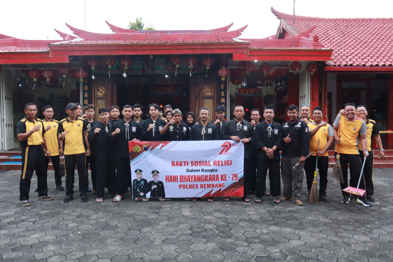 Semarak Sambut HUT Bhayangkara ke-79, Polres Rembang Gelar Bakti Religi Bersihkan Tempat Ibadah