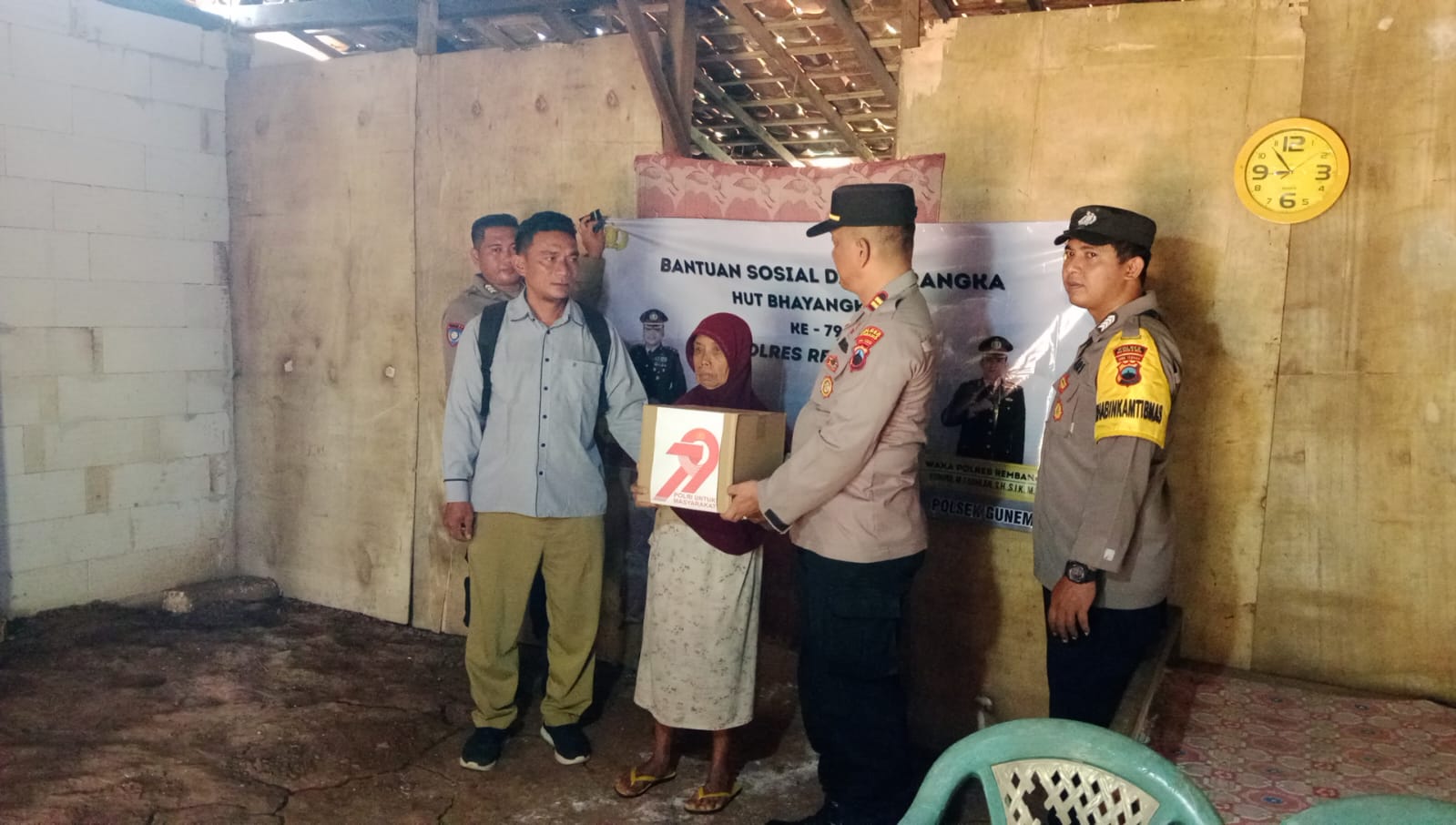 Puluhan Sembako Di Berikan Polsek Gunem Untuk Warga Membutuhkan, Sambut HUT Bhayangkara Ke-79