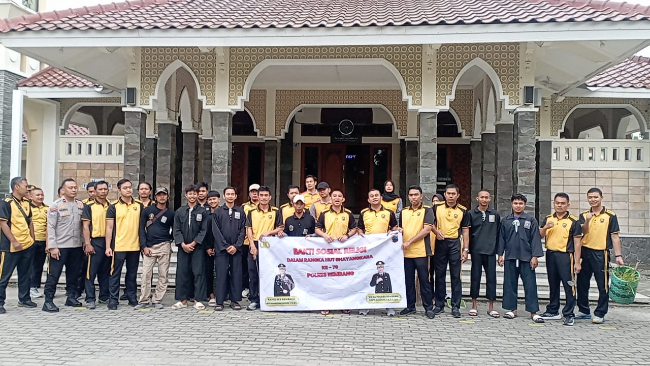 Polres Rembang Gandeng Perguruan Pencak Silat Gelar Bersih-bersih Tempat Ibadah Dalam Rangka HUT Bhayangkara ke 79