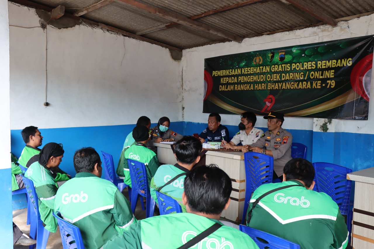HUT Bhayangkara ke -79, Polres Rembang Gelar Bakti Kesehatan Bagi Driver Ojek Online Sekaligus Bagikan Bantuan Sosial