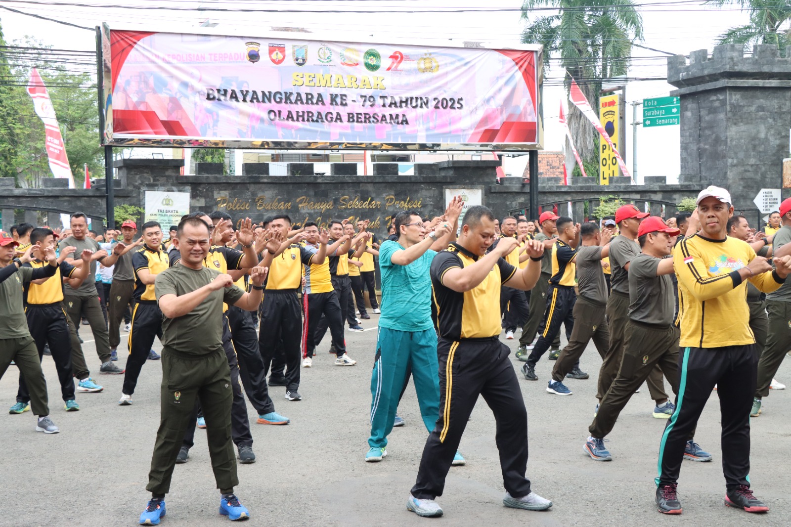 Semarak HUT Bhayangkara Ke 79, Polres Rembang & Jajaran Forkopimda Gelar Olahraga Bersama