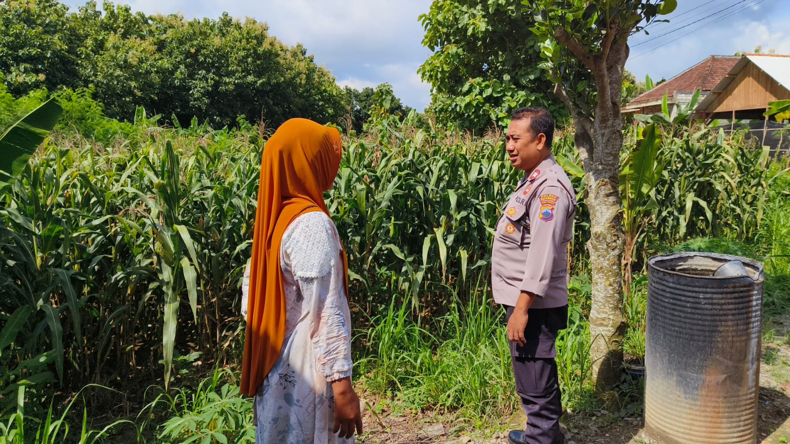 Program Asta Cita : Anggota Polsek Sedan Sambang Ke Petani Jagung Di Desa Karas