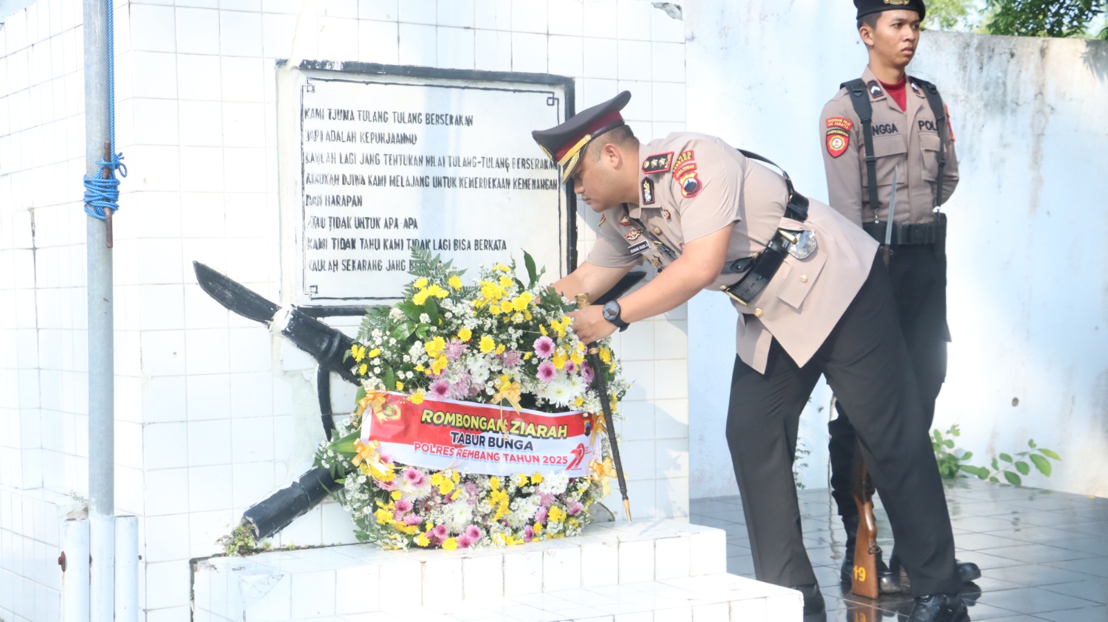 Kapolres Rembang Jadi Irup Upacara Ziarah & Tabur Bunga di Taman Makan Pahlawan dalam Rangka HUT Bhayangkara ke-79