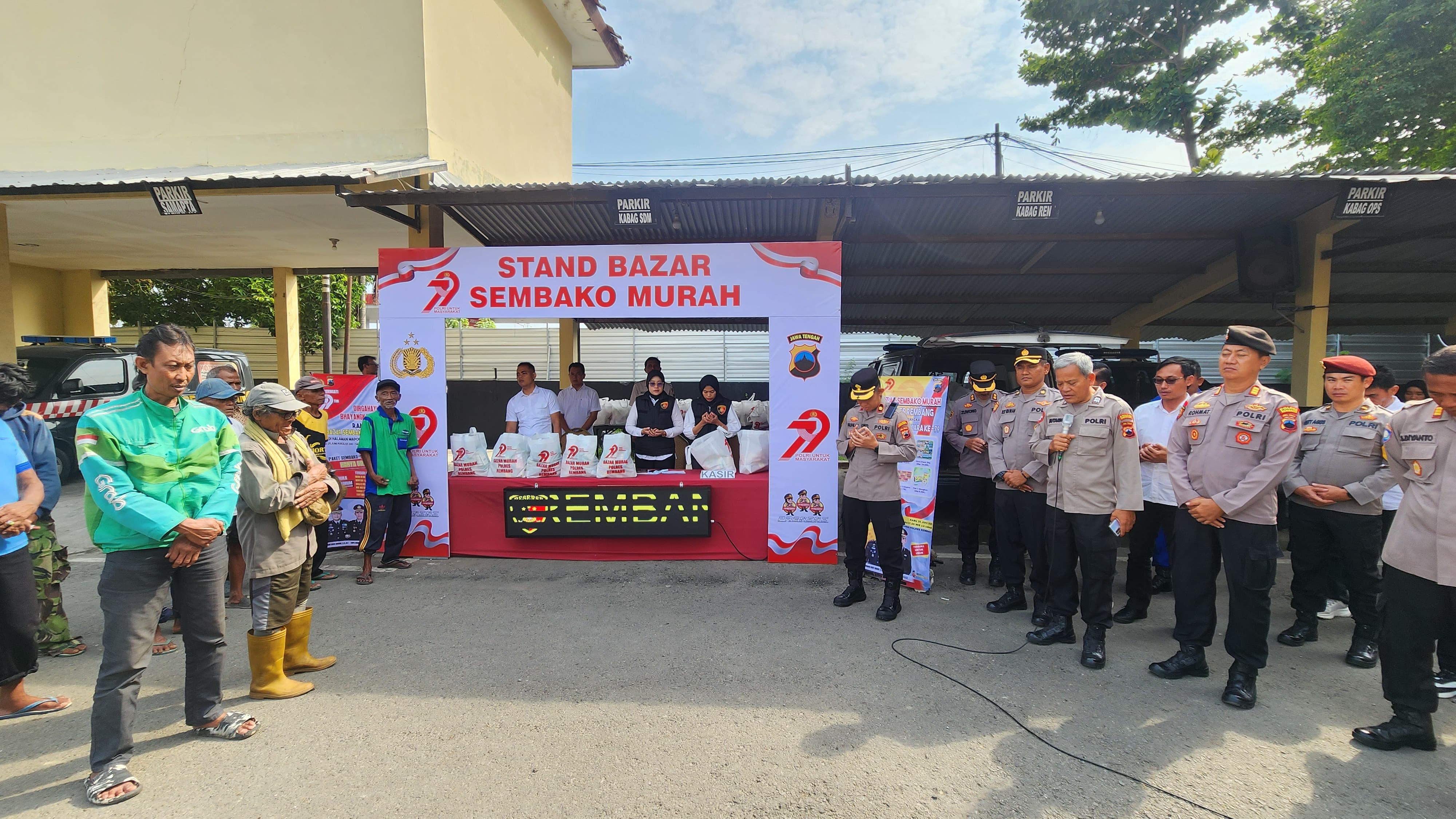 Polres Rembang Gelar Stand Bazar Sembako Murah Dalam Rangka HUT Bhayangkara 79