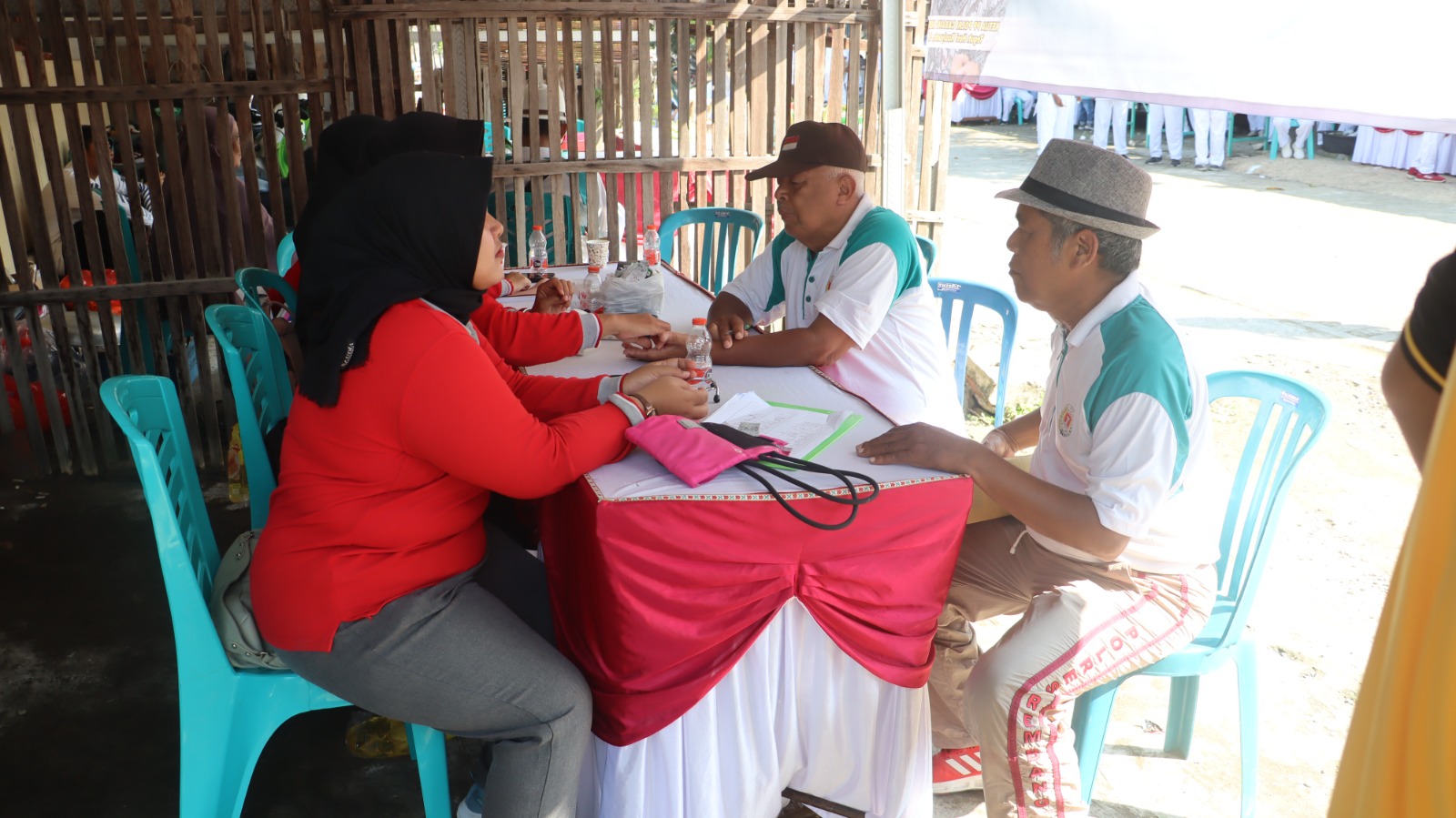 Si Dokkes Polres Rembang Gelar Bhakti Kesehatan dalam Acara Olahraga Bersama HUT PP Polri 2025