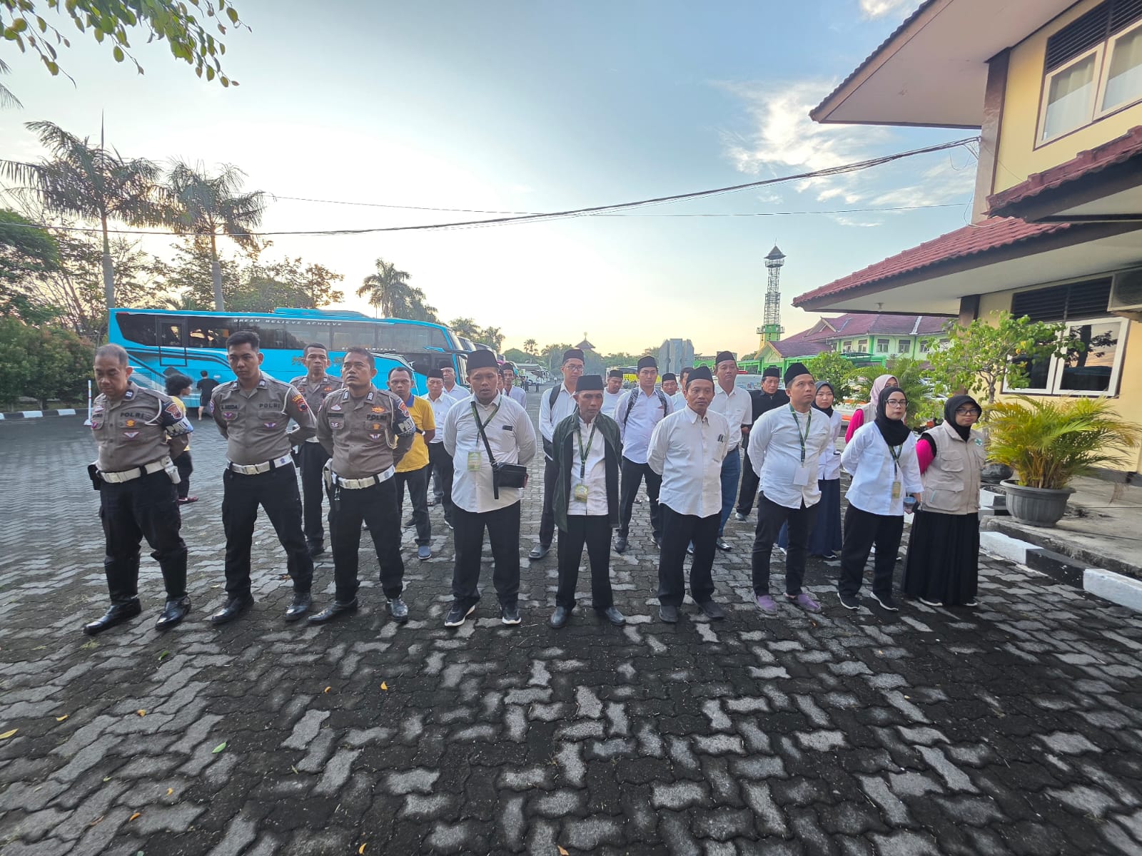 Satlantas Polres Rembang Kawal Kepulangan Rombongan Haji 2025