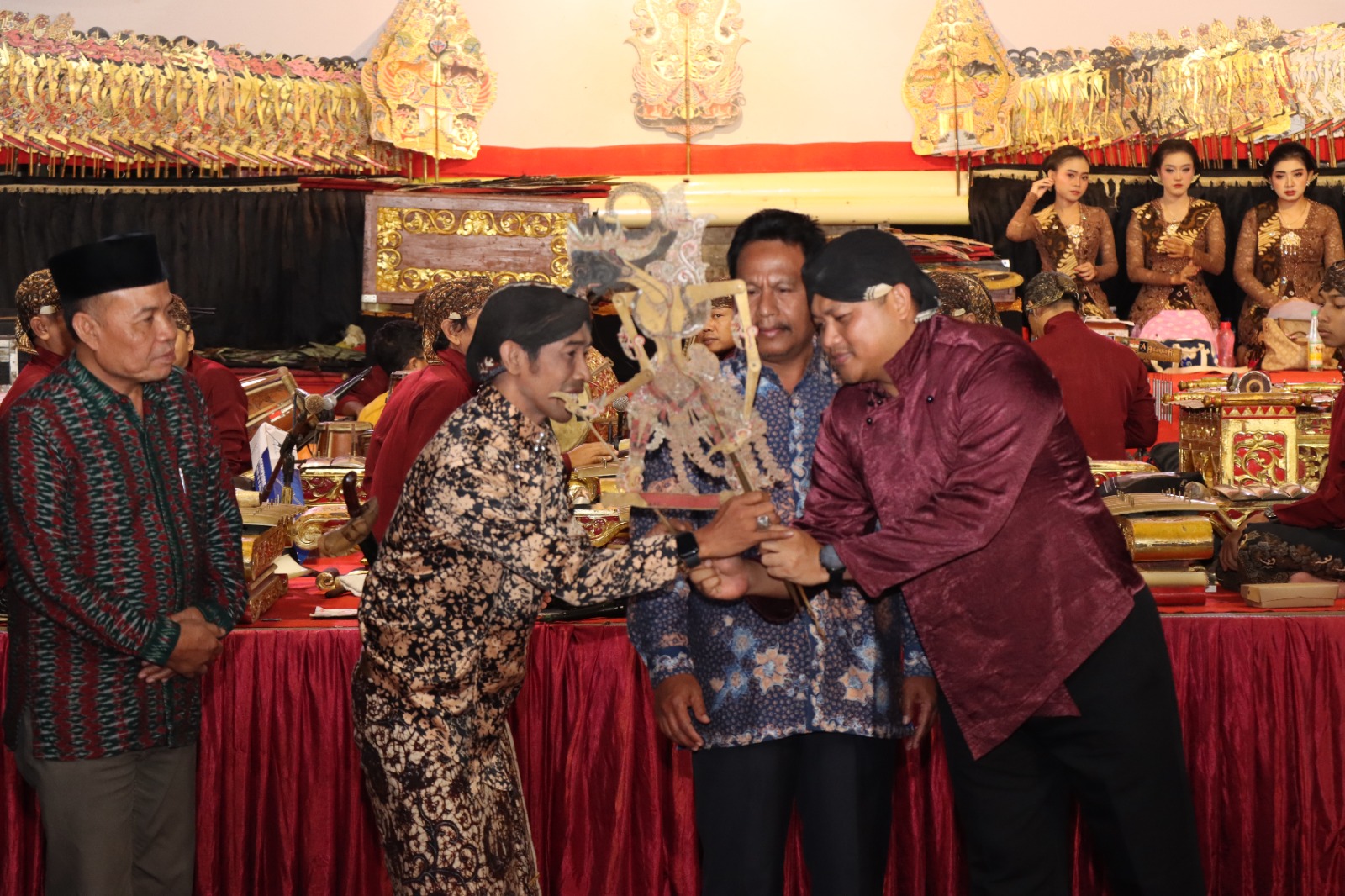 Semalam Polres Rembang Nanggap Wayang Kulit, Hadiah Dari Masyarakat Rembang Untuk HUT Bhayangkara ke-79