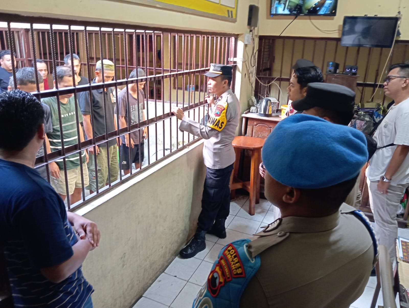 Piket Pawas dan Anggota Polres Rembang Laksanakan Pengecekan Tahanan