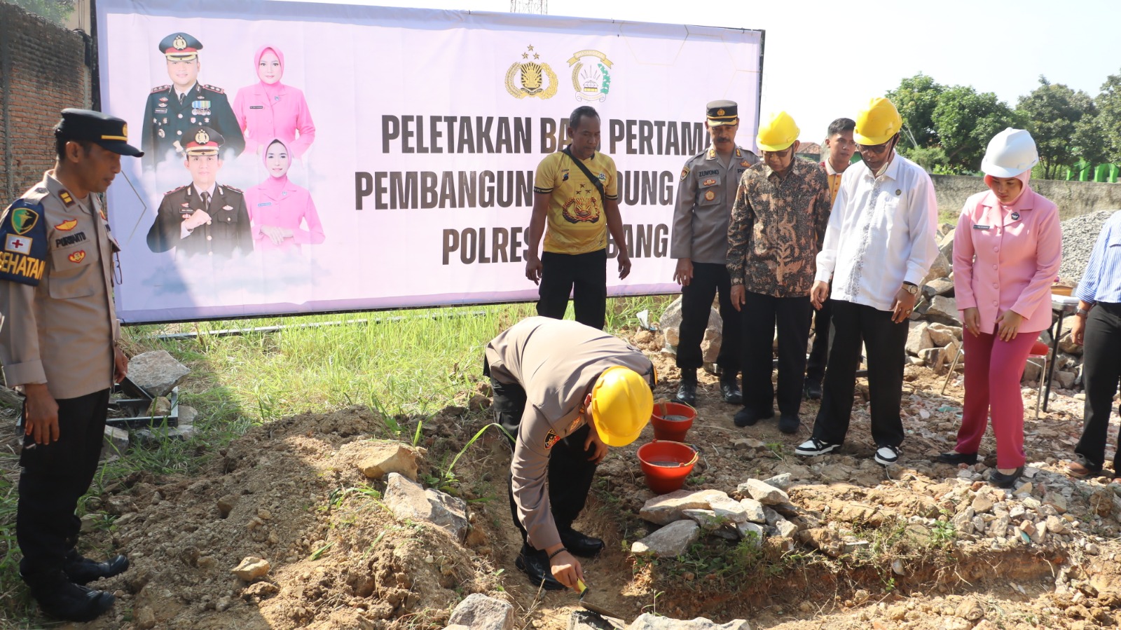 Kapolres Rembang Letakkan Batu Pertama Pembangunan Gedung SPPG untuk Dukung Program Makan Bergizi Gratis Presiden Prabowo