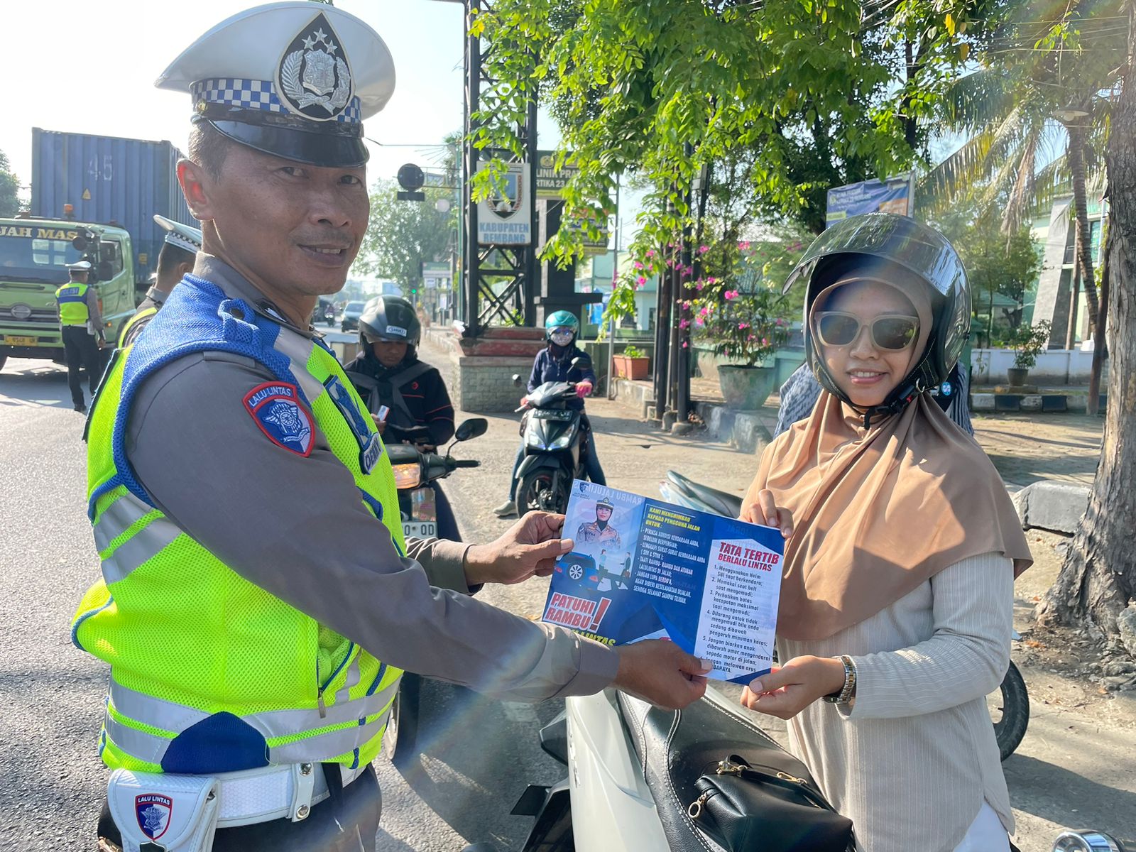 Ops Patuh Candi 2025, Satlantas Polres Rembang Sosialisasi Melalui Leaflet saat Gaktur Pagi