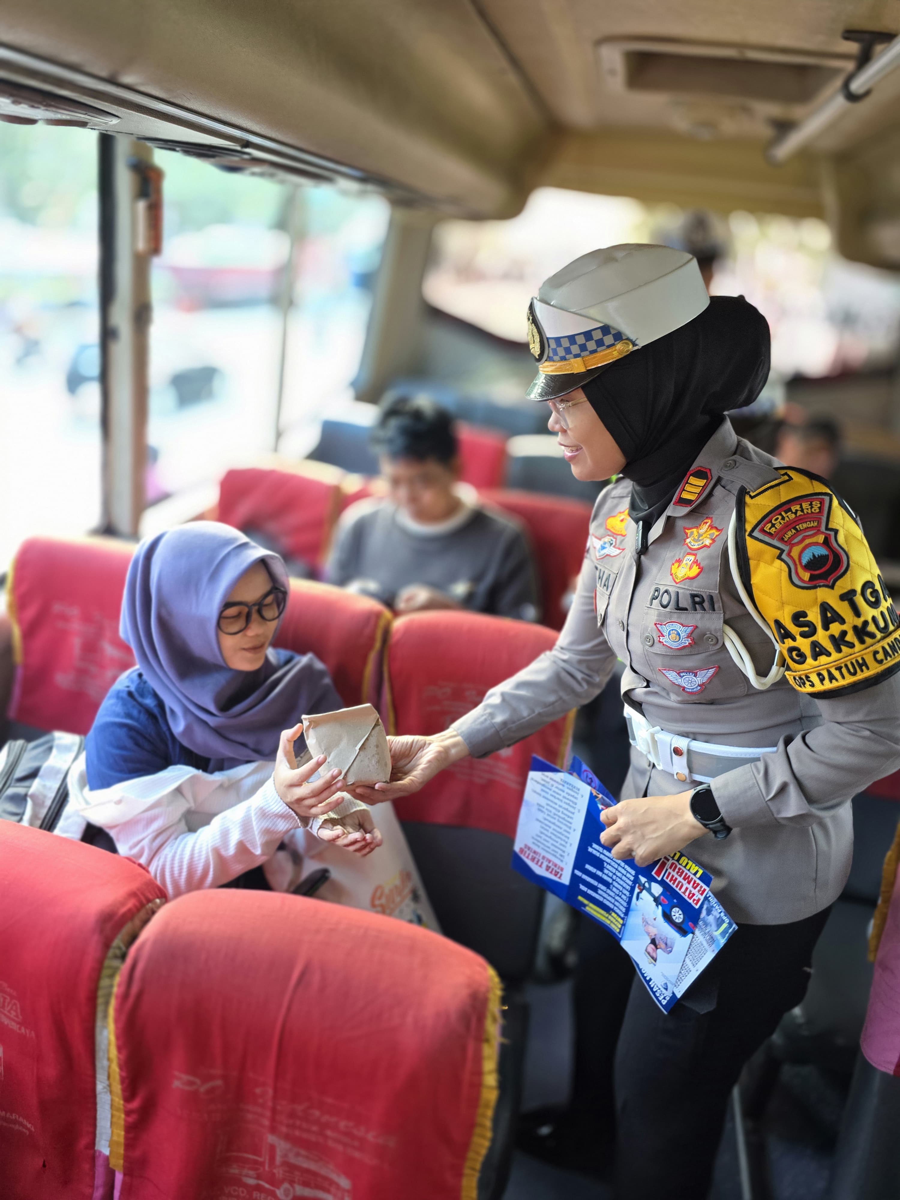 Rangkaian Ops Patuh Candi 2025, Satlantas Polres Rembang Gelar Giat Simpatik dengan Bagi-Bagi Makanan