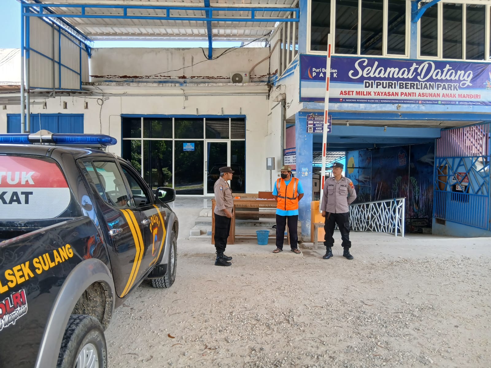 Anggota Polsek Sulang Laksanakan Sambang Kamtibmas di Wisata Kolam Renang, Sampaikan Himbauan Keamanan kepada Pengunjung